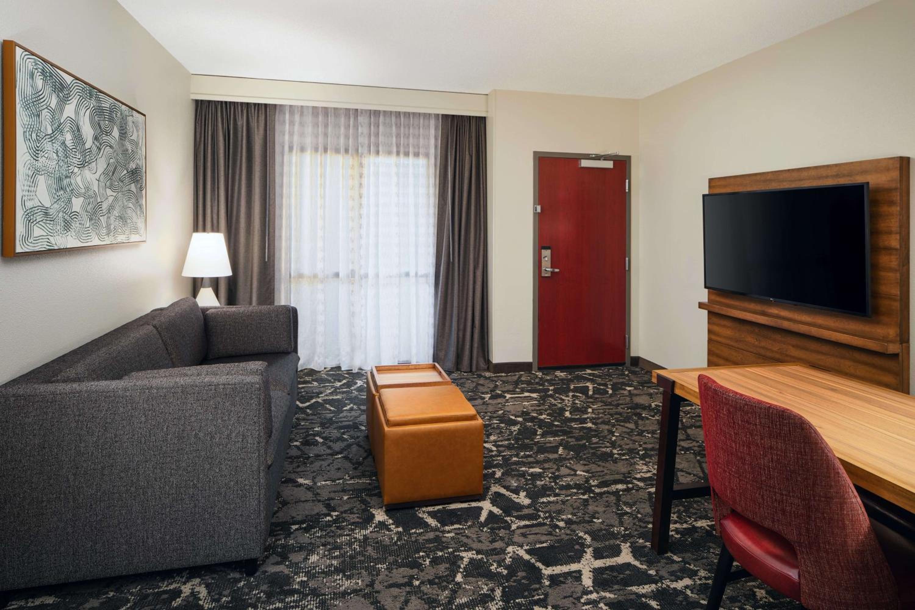 King Suite with Accessible Tub - Mobility and Hearing Access/Non-Smoking
