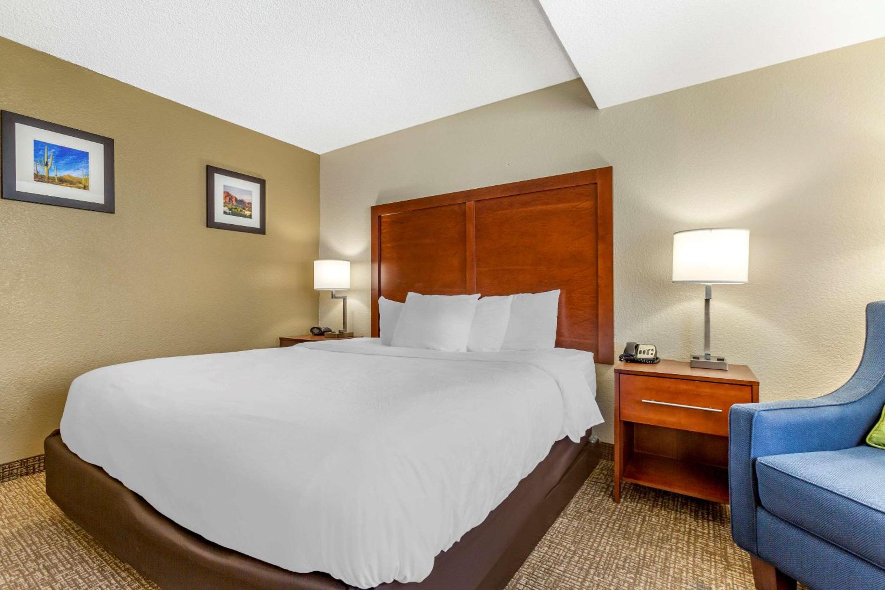Standard King Room - Non-Smoking  - Photo 3