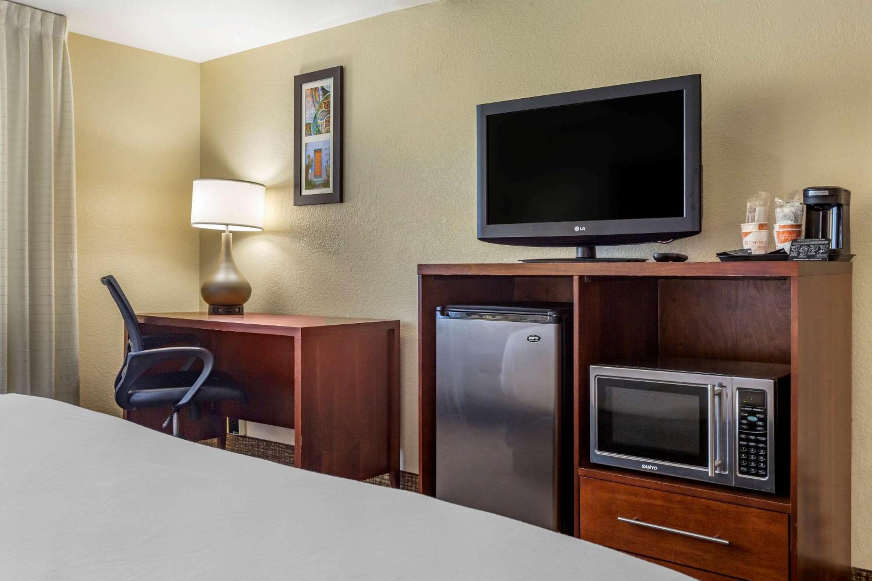 Queen Room with Two Queen Beds - Non Smoking - Photo 4