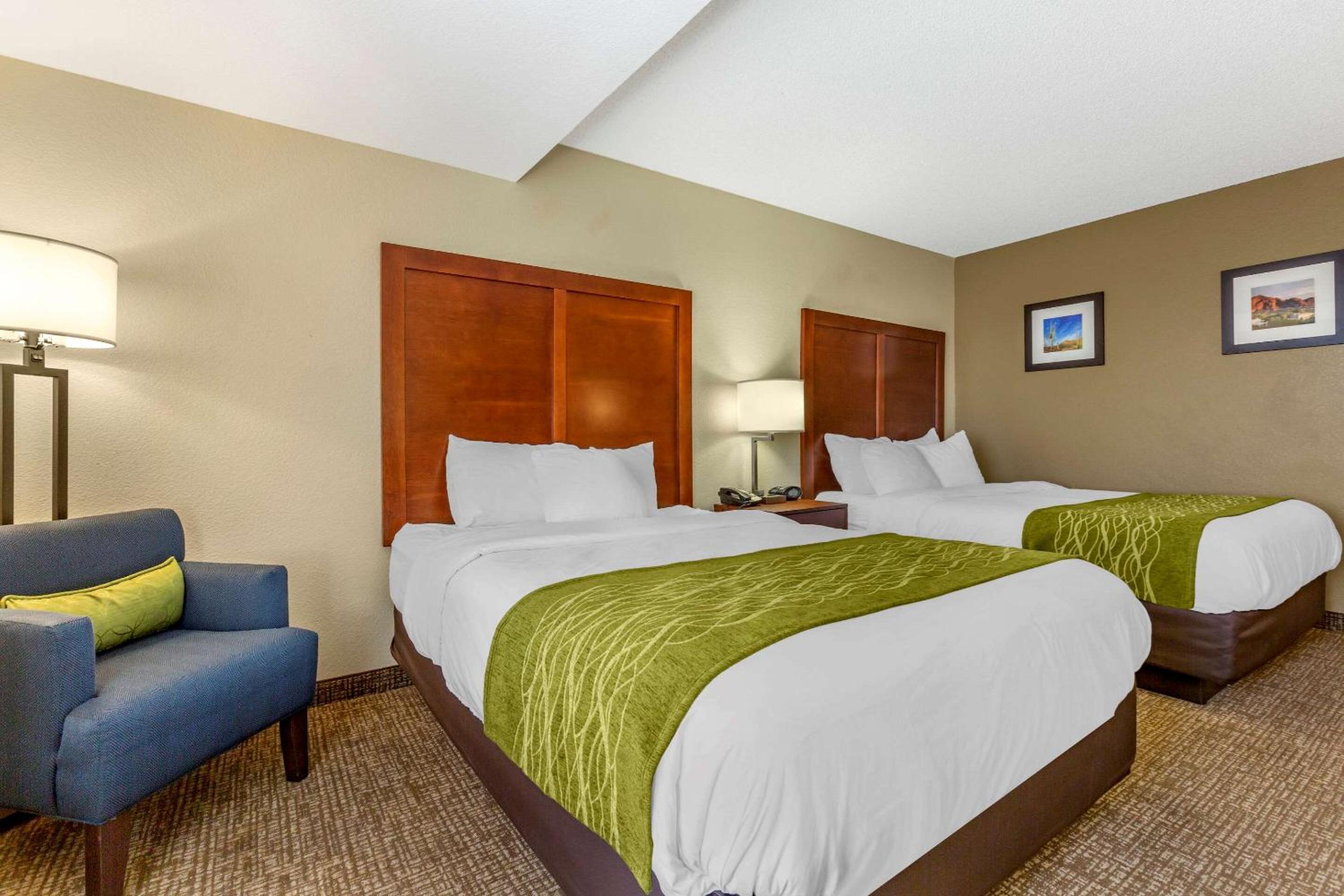 Standard Queen Room with Two Queen Beds - Non-Smoking - Photo 3
