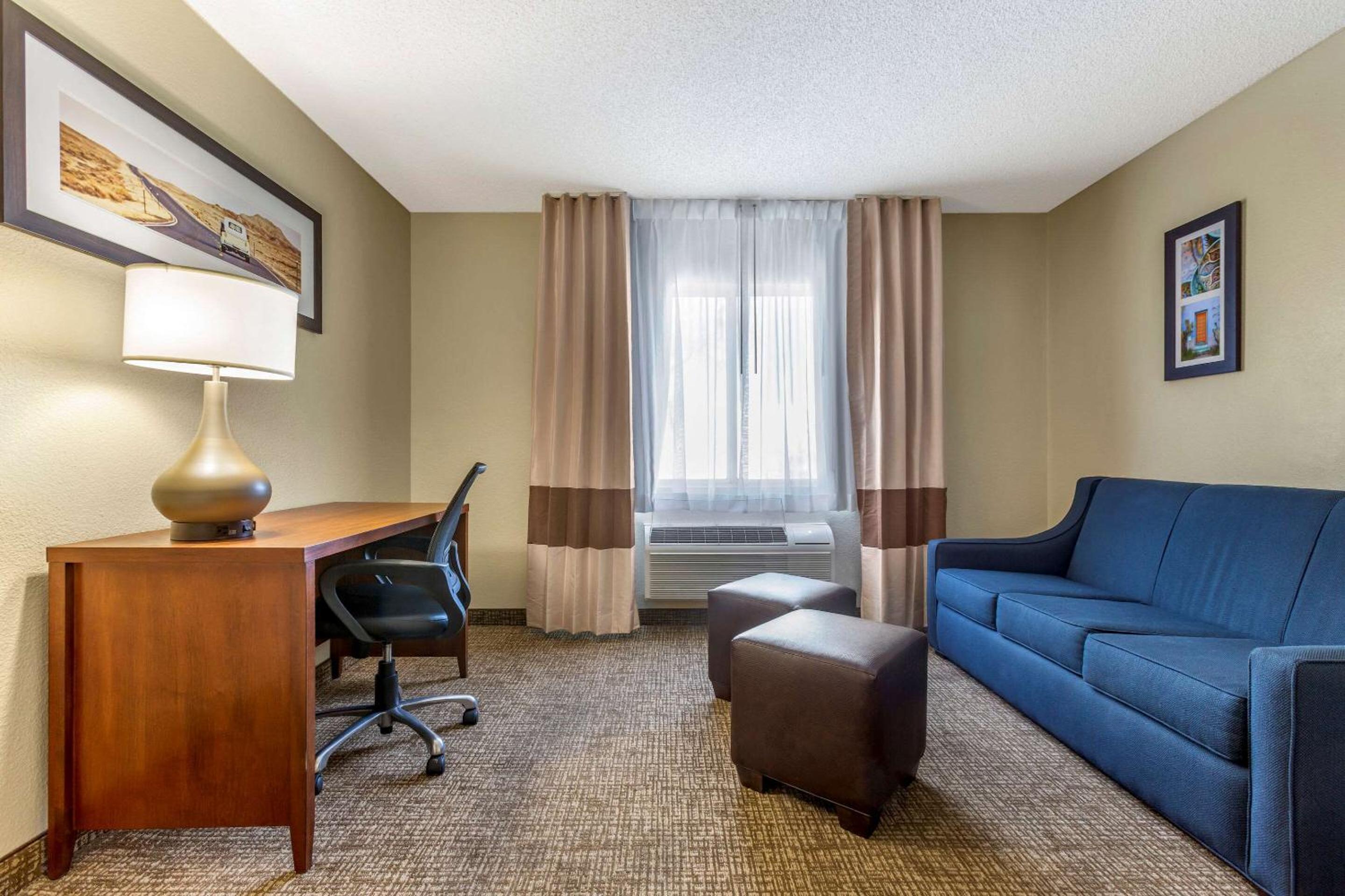 Deluxe King Room with Sitting Area and Sofa-Bed - Non-Smoking - Photo 3