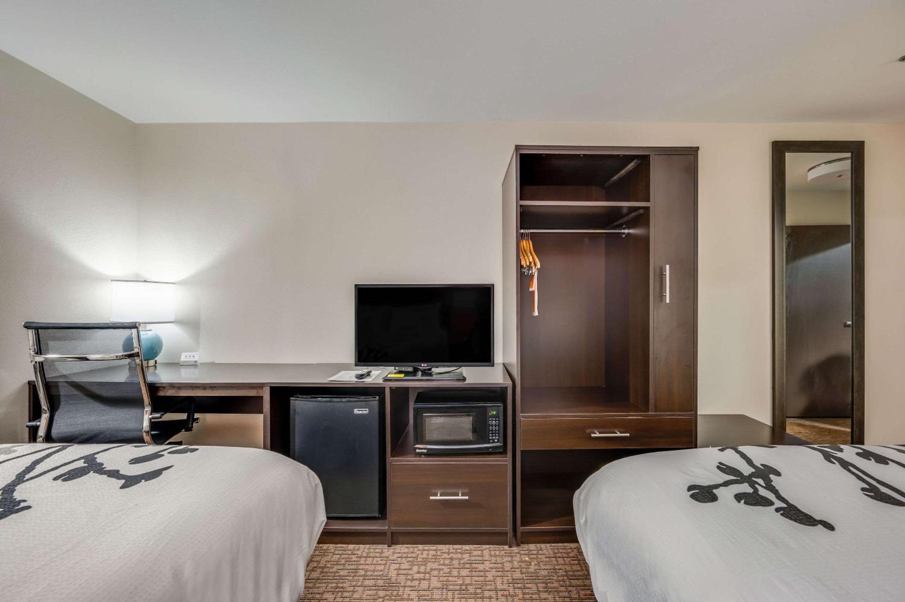Queen Room with Two Queen Beds - Accessible/Non-Smoking  - Photo 2