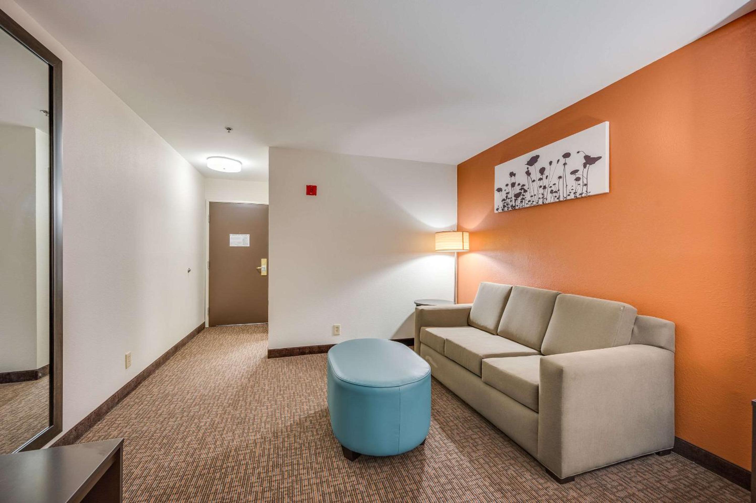 King Suite - Non-Smoking - Photo 3