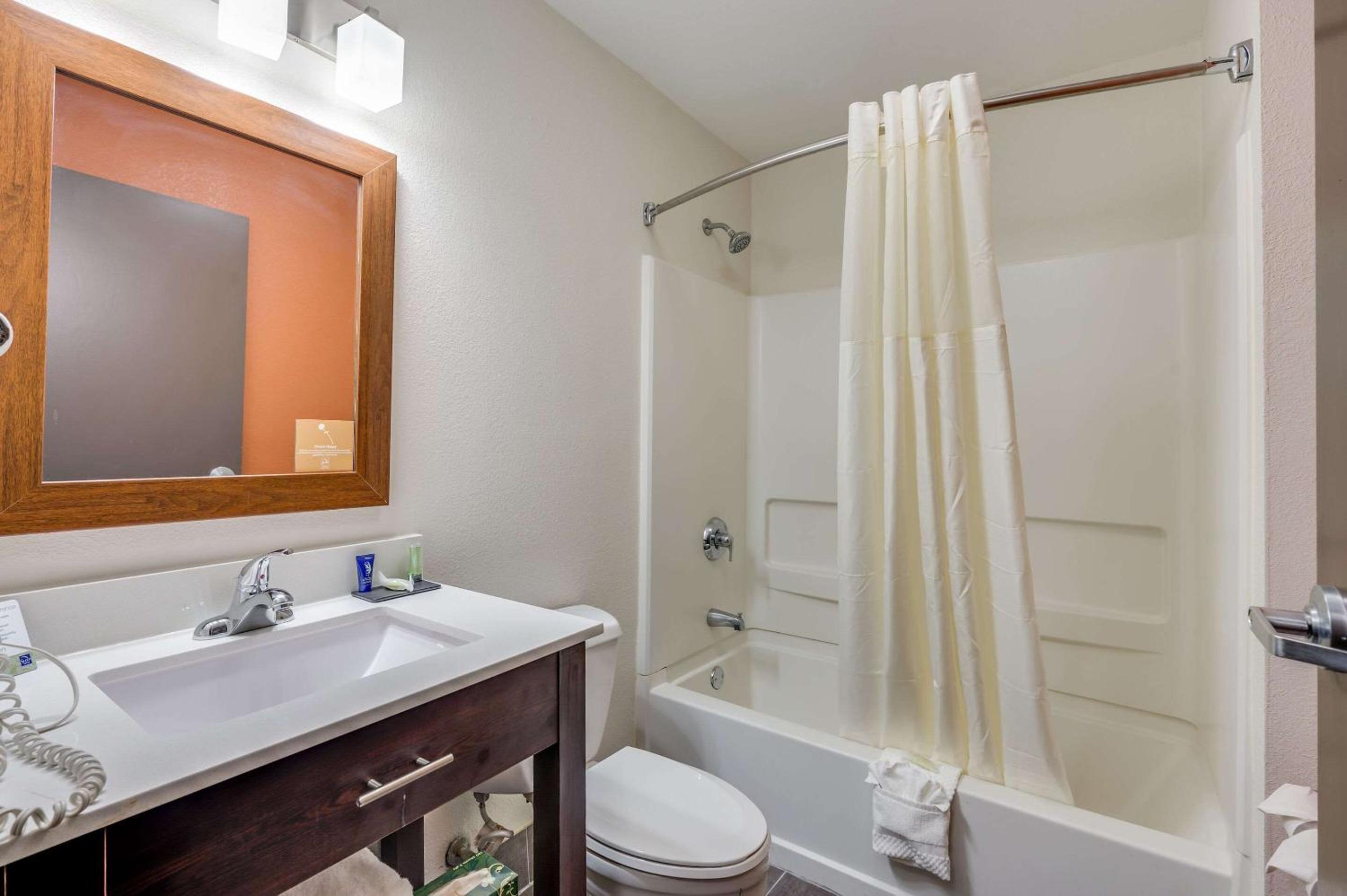 King Suite - Non-Smoking - Photo 2