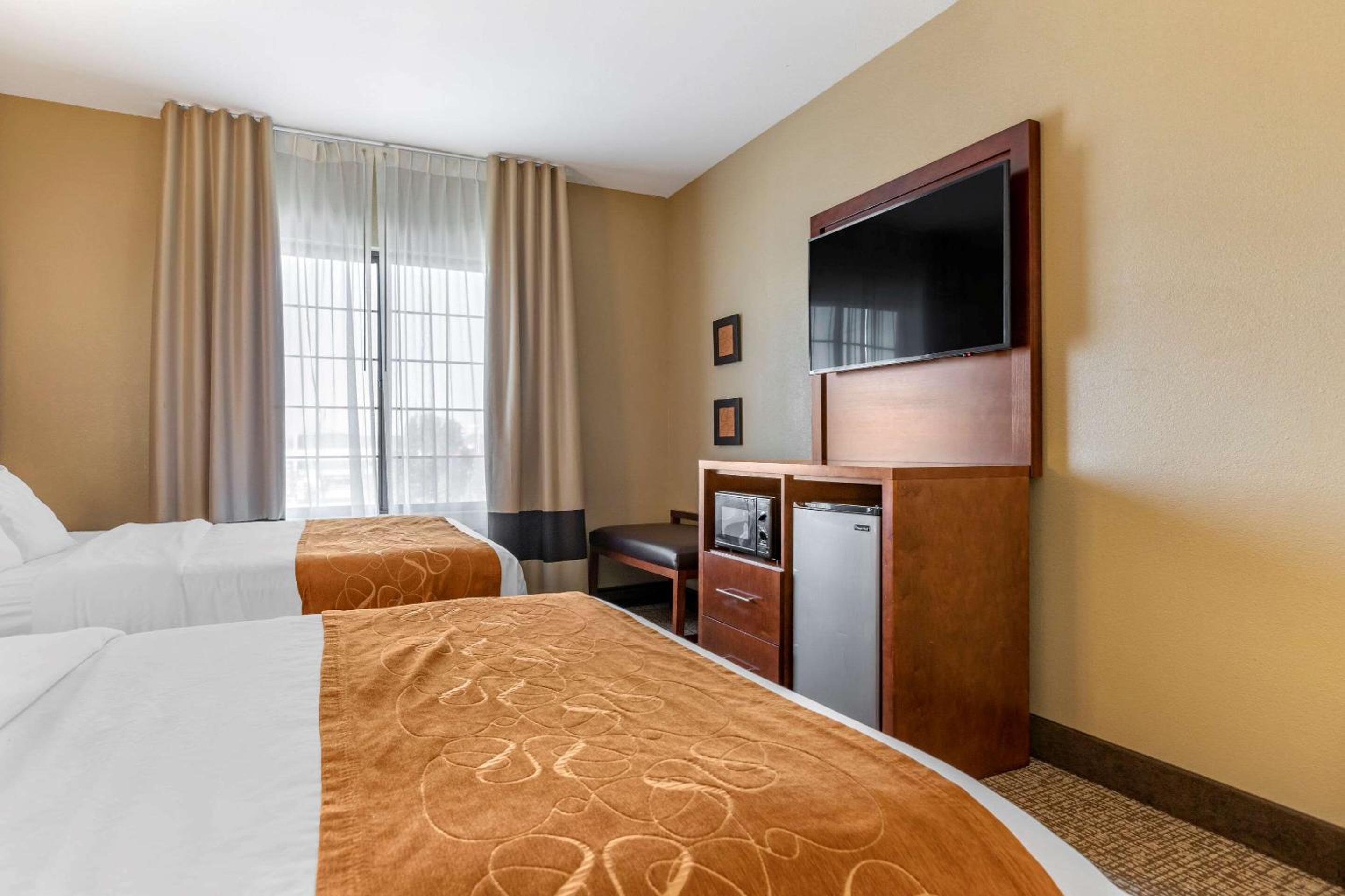 Deluxe Queen Suite with Two Queen Beds - Non Pet Friendly - Photo 3