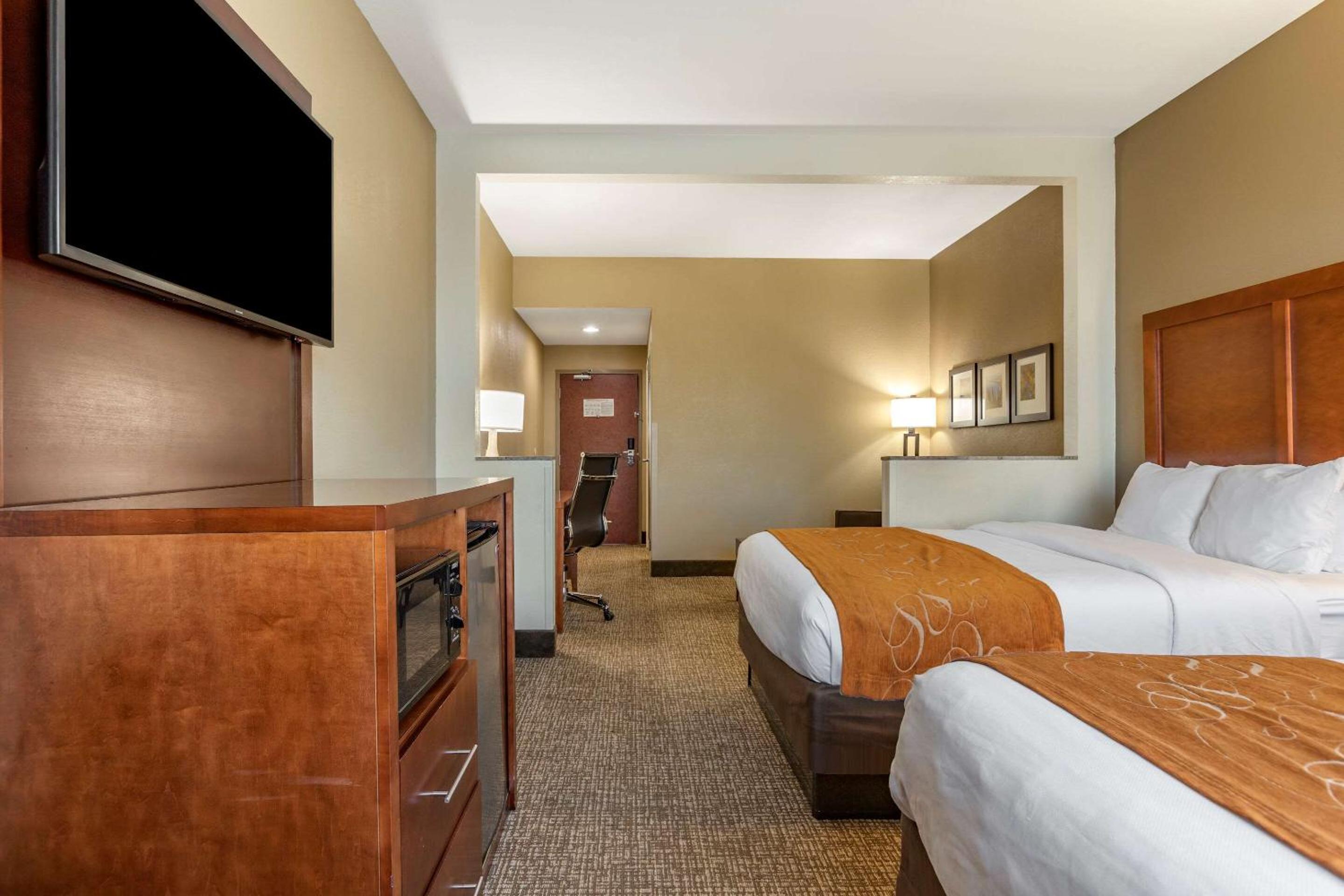 Deluxe Queen Suite with Two Queen Beds - Non Pet Friendly - Photo 2
