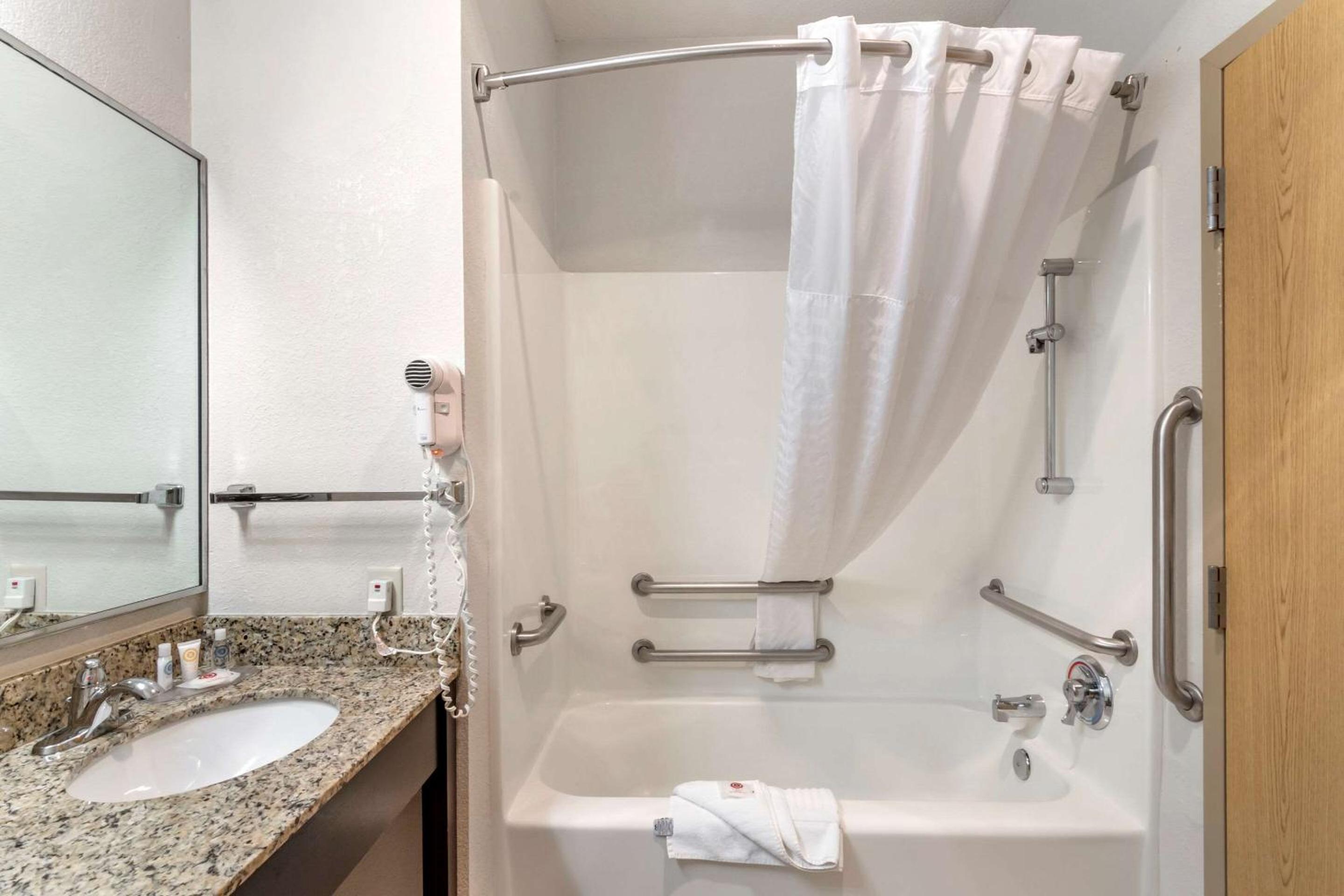 Queen Room - Disability Access - Photo 4