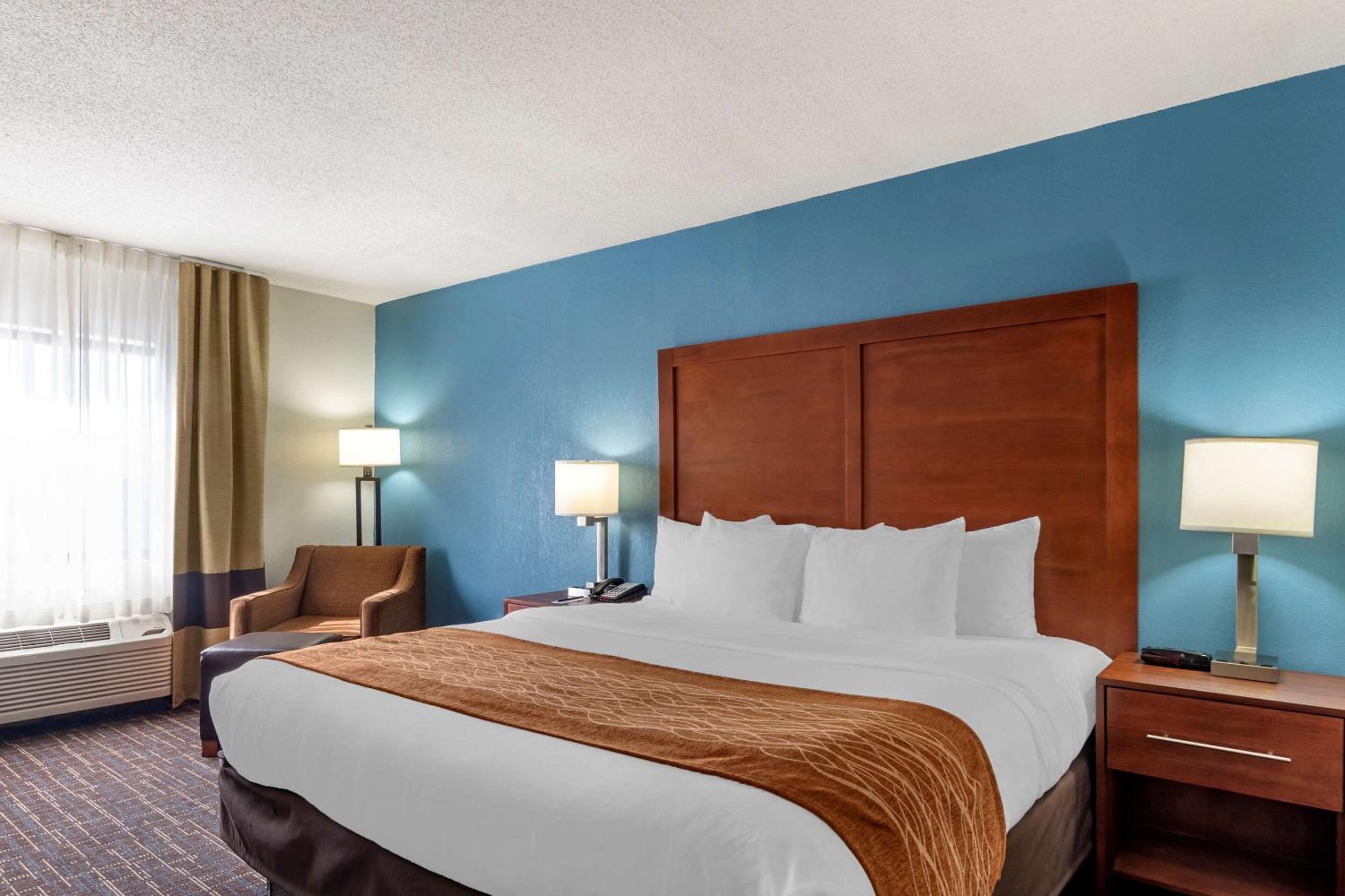 King Room - Non-Smoking - Photo 2