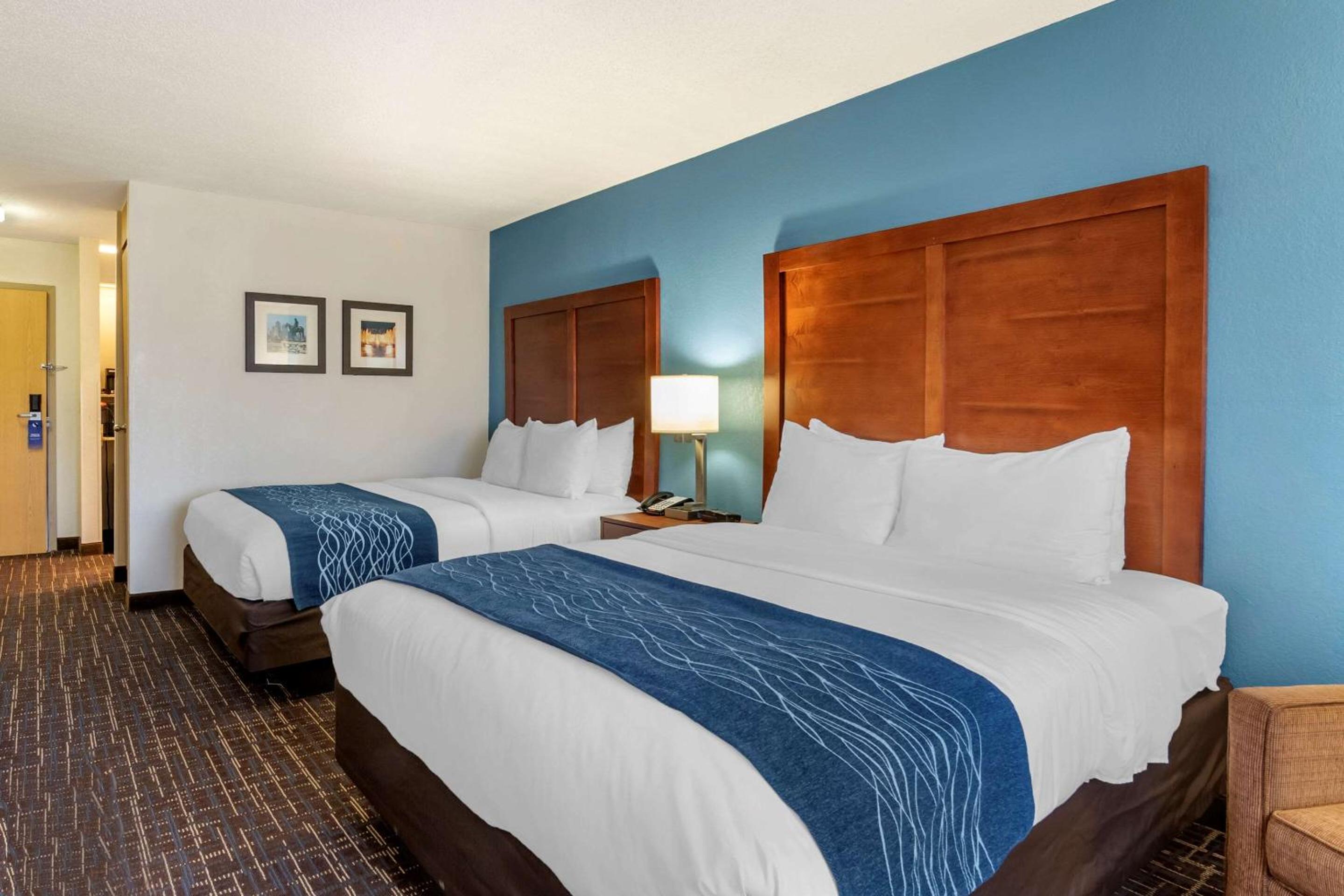 Queen Room with Two Queen Beds - Non-Smoking - Photo 1