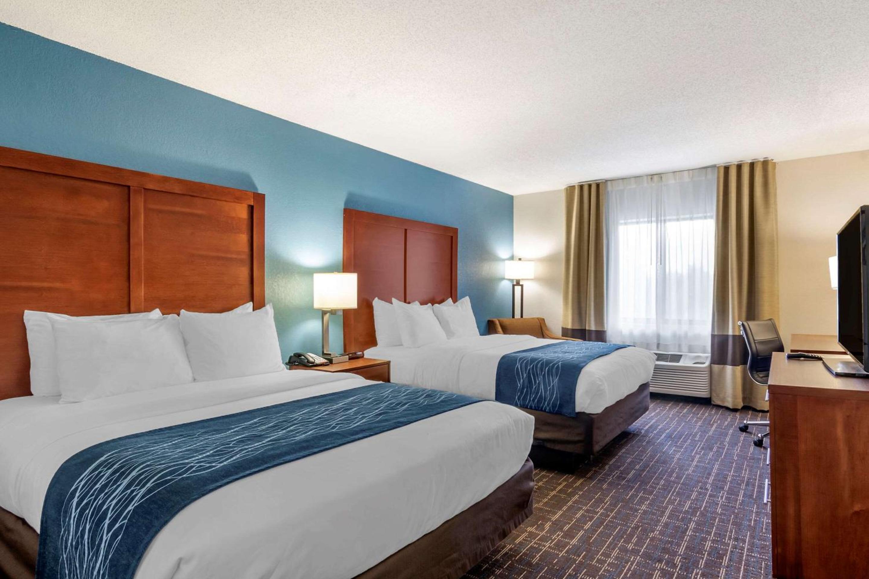 Queen Room with Two Queen Beds - Non-Smoking - Photo 2