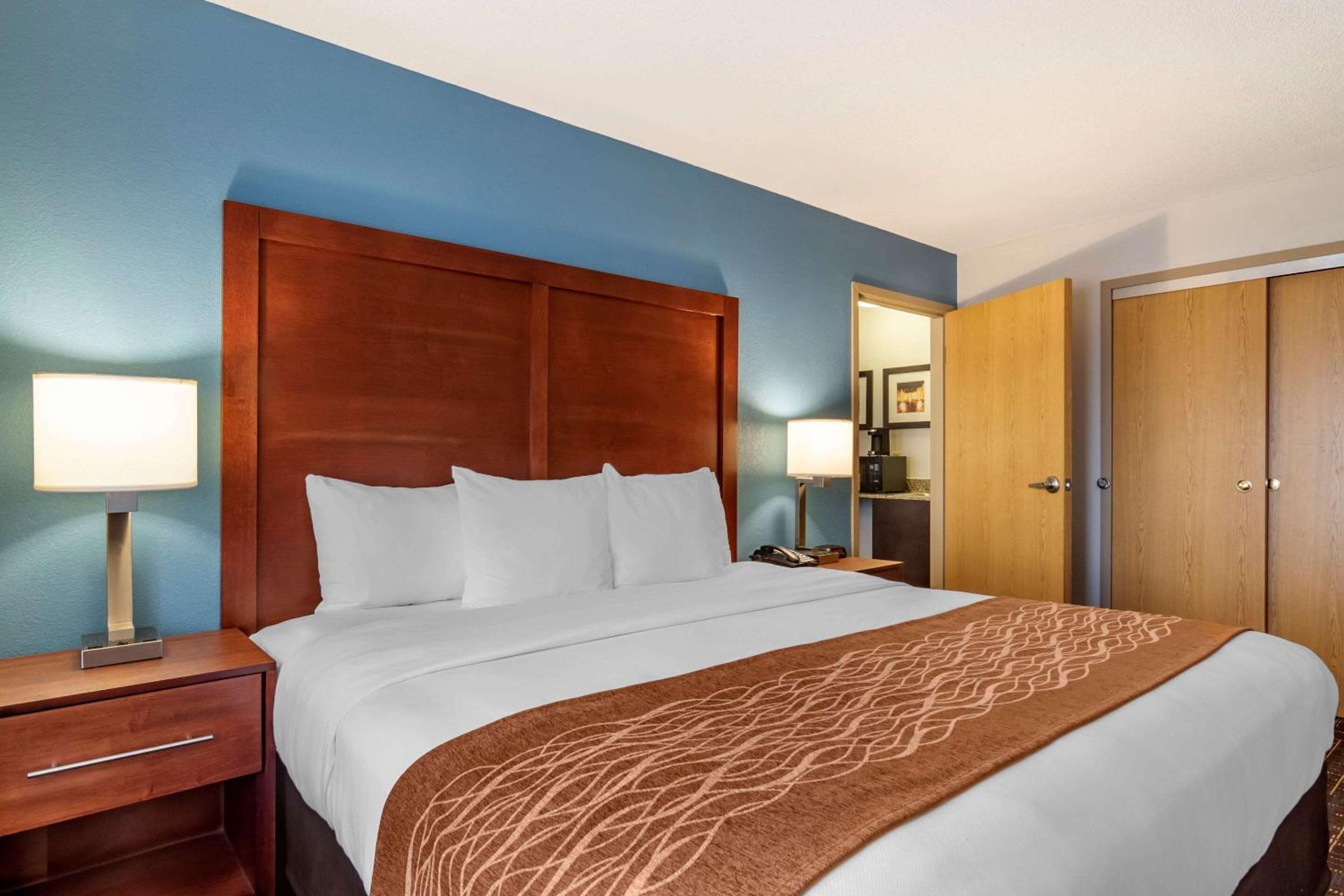 King Suite - Non-Smoking - Photo 2