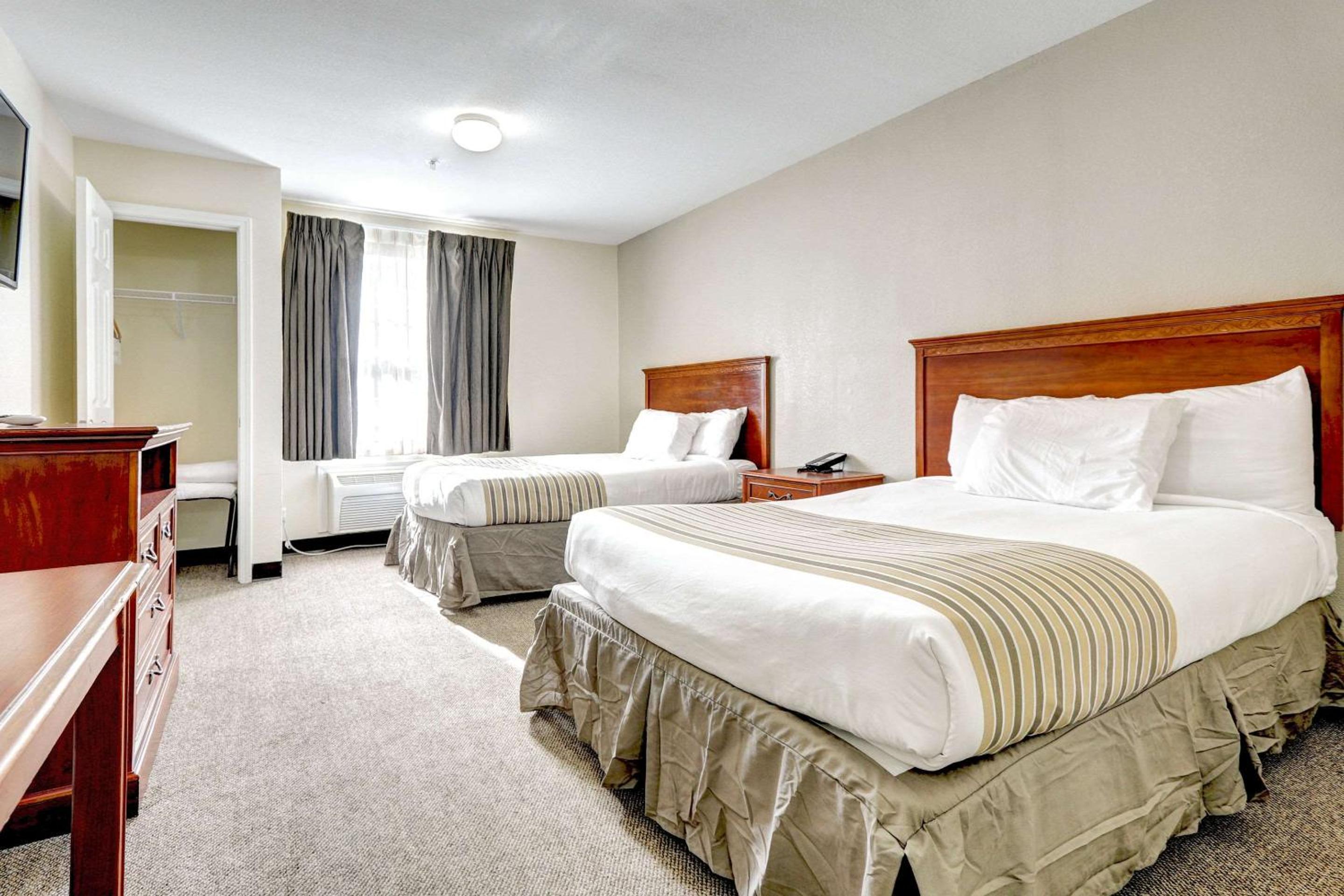 Queen Room with Two Queen Beds - Non-Smoking - Photo 2