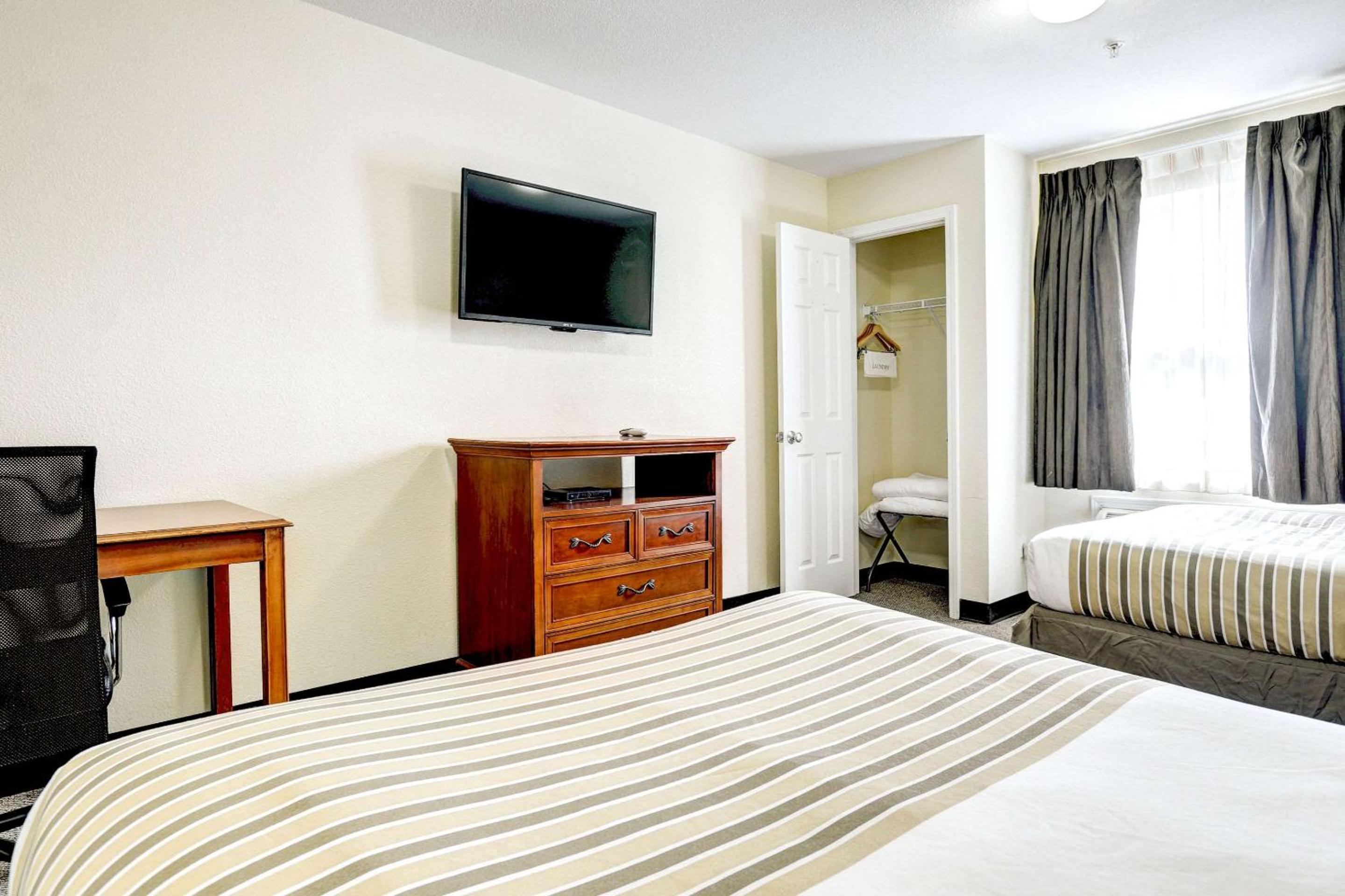 Queen Room with Two Queen Beds - Non-Smoking - Photo 1