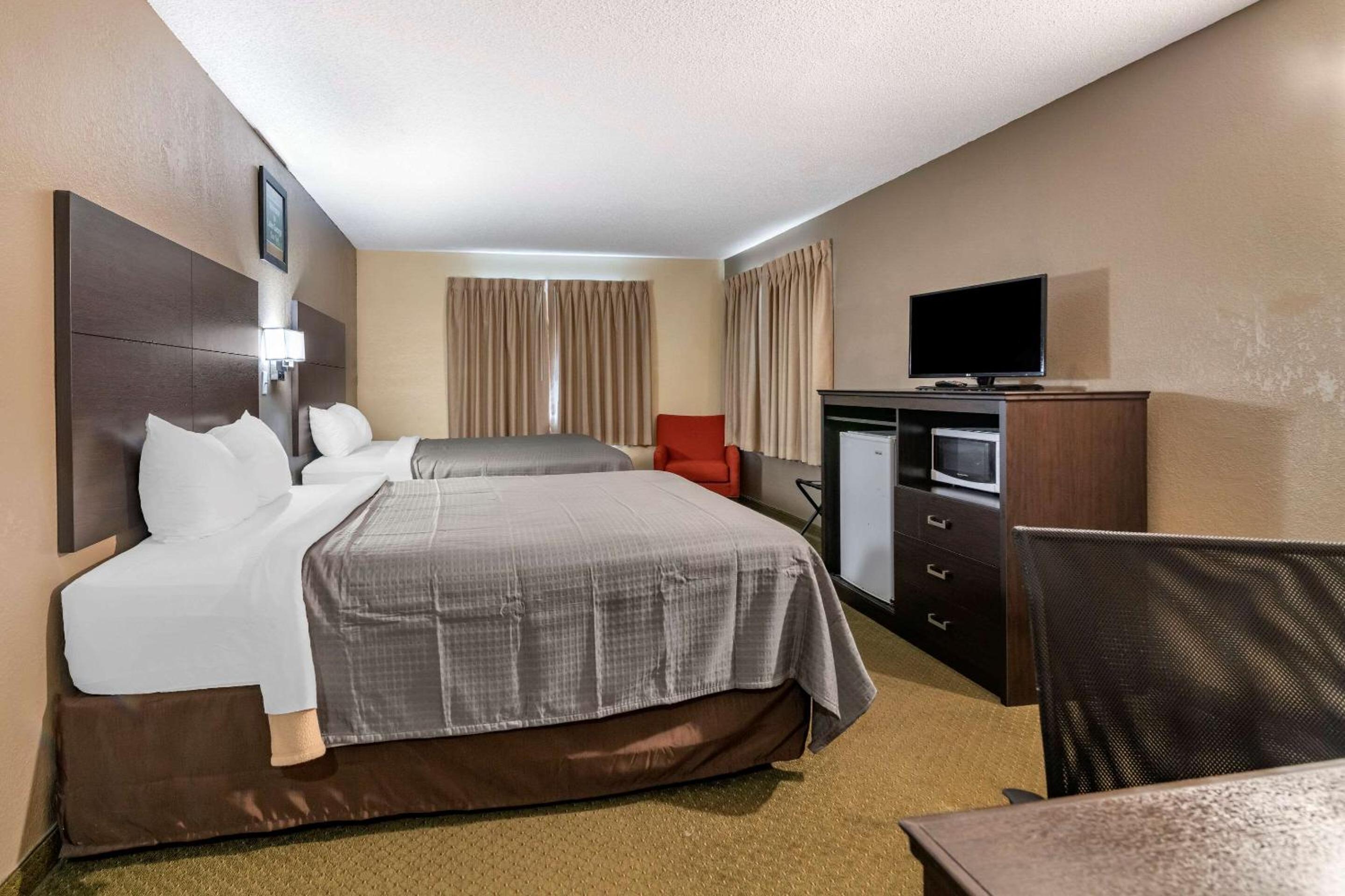 Queen Room with Two Queen Beds - Non-Smoking photo 3