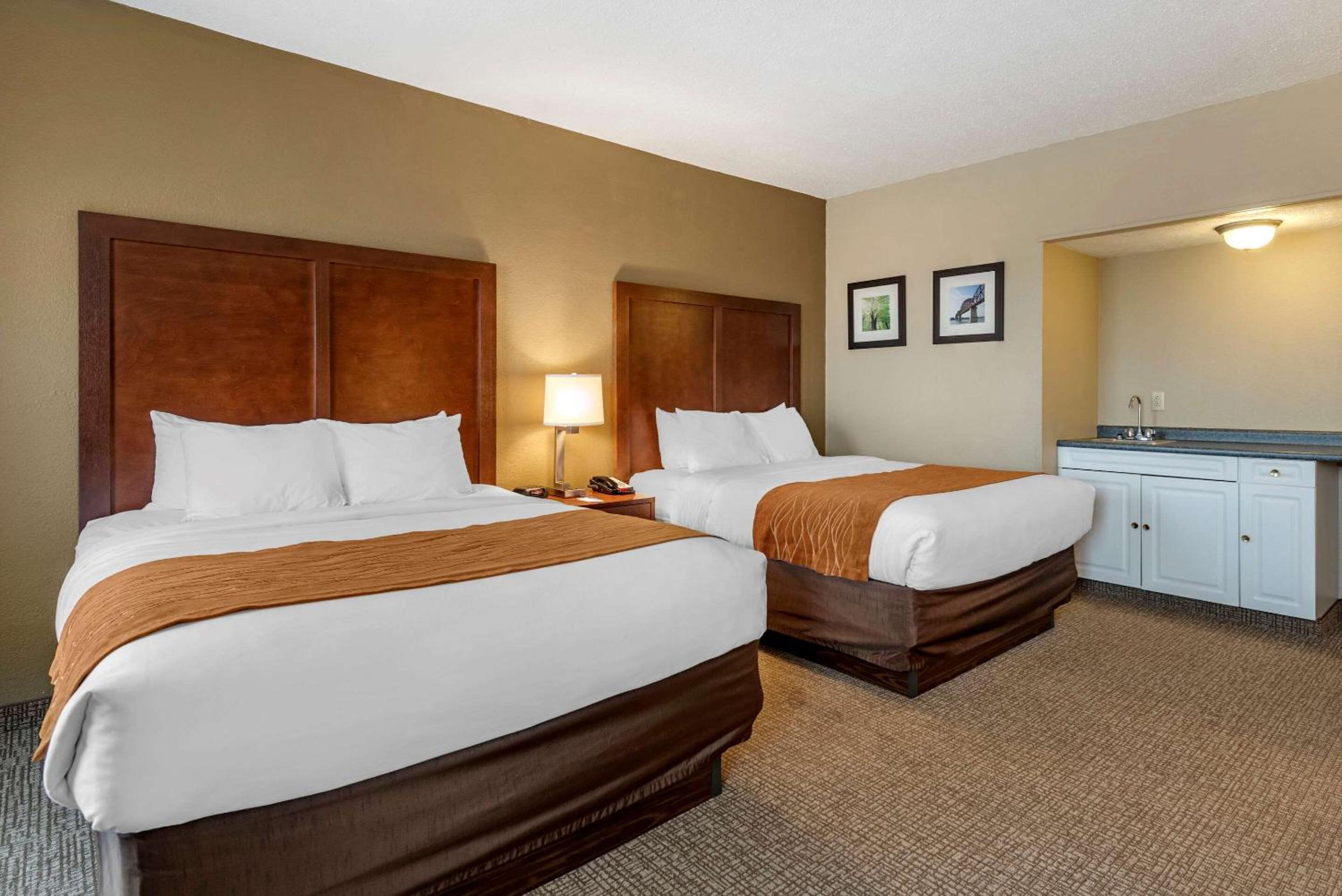 Queen Room with Two Queen Beds and Wet Bar - Non Smoking - Photo 3