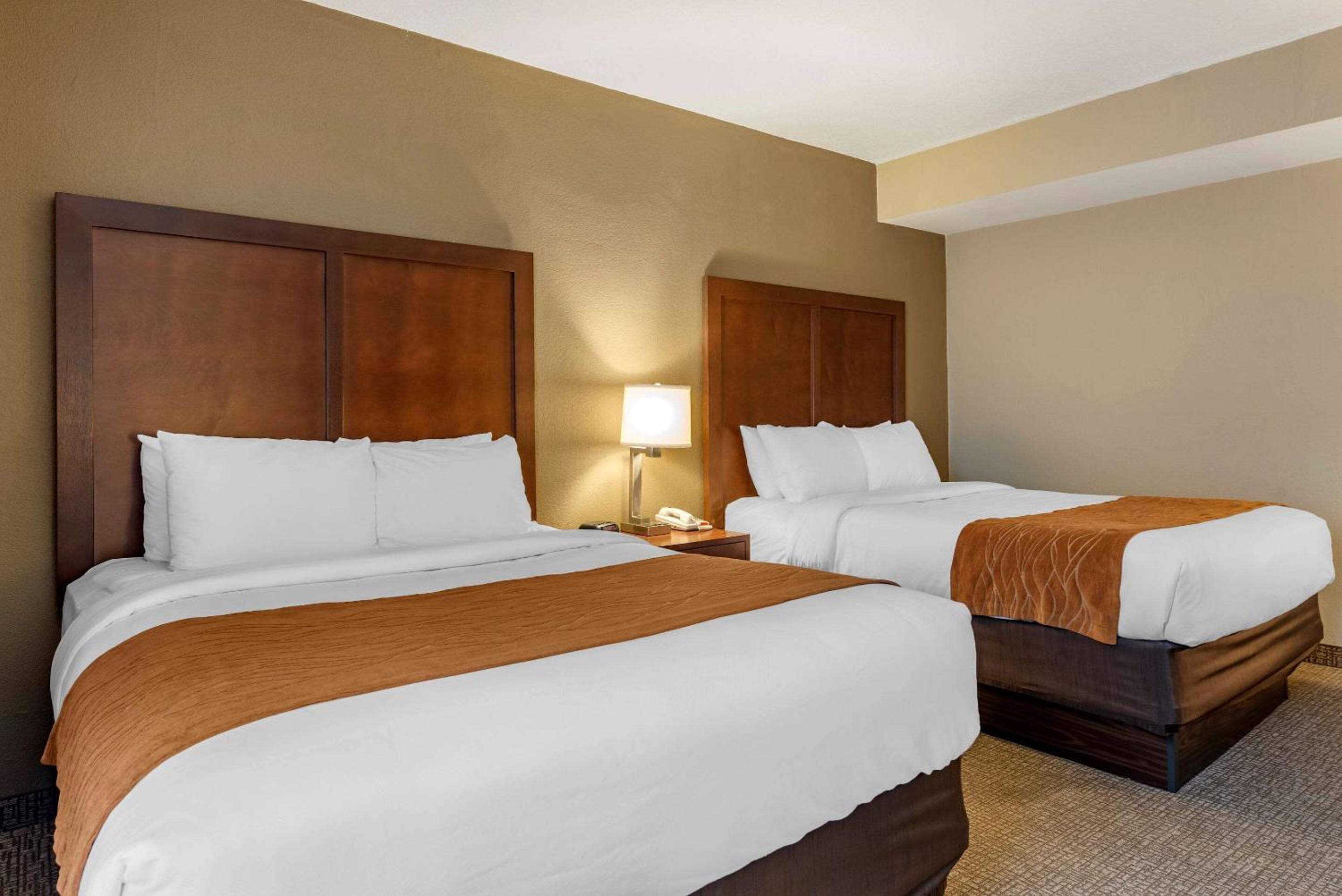 Queen Room with Two Queen Beds - Non Smoking - Photo 2