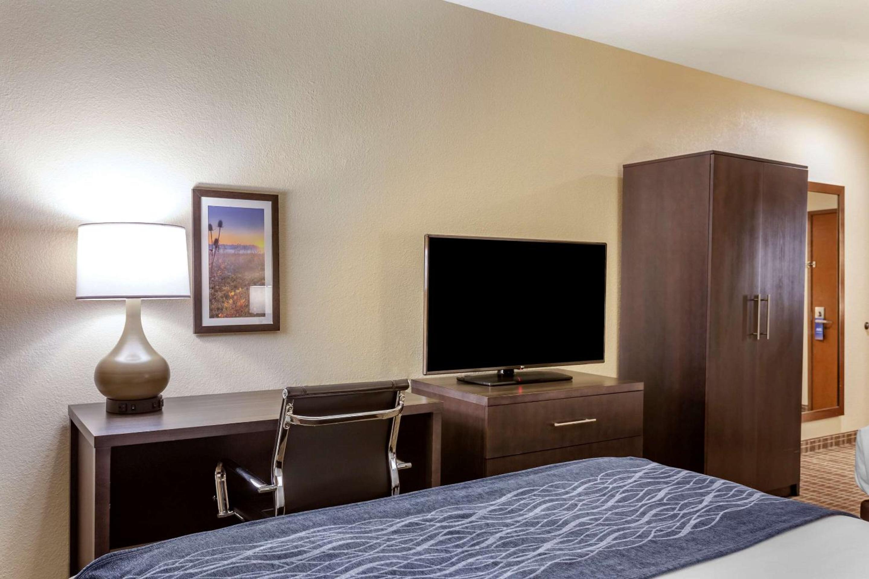 Queen Room with Two Queen Beds - Non-Smoking - Photo 4