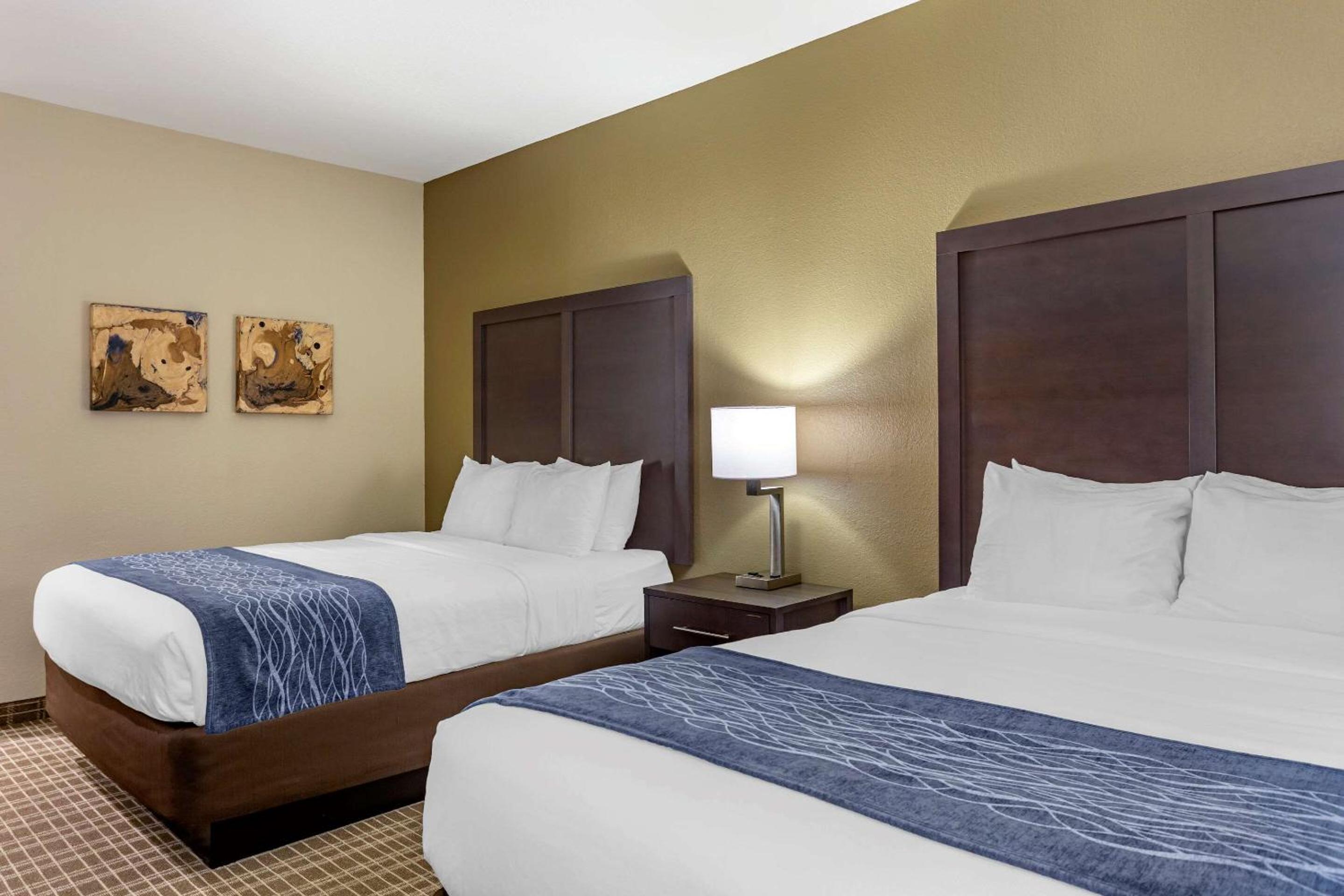 Queen Room with Two Queen Beds - Non-Smoking - Photo 2