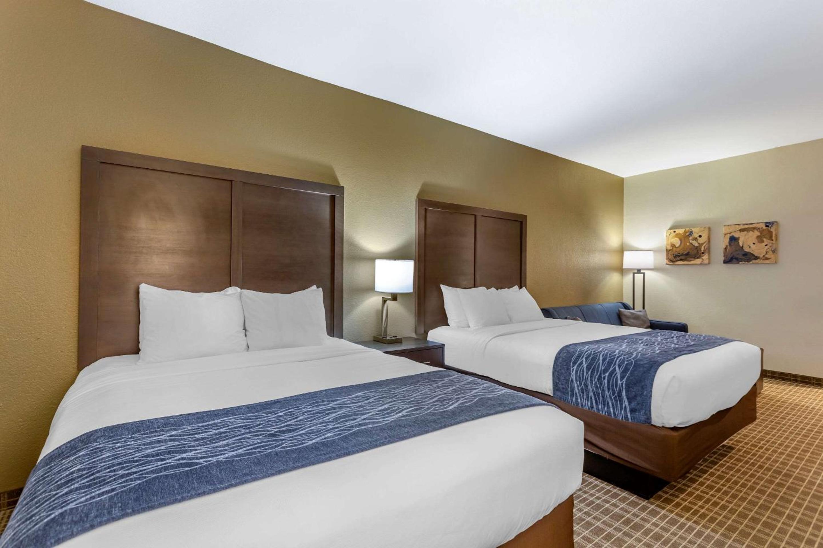 Queen Suite with Two Queen Beds and Sofa Bed - Non-Smoking - Photo 6