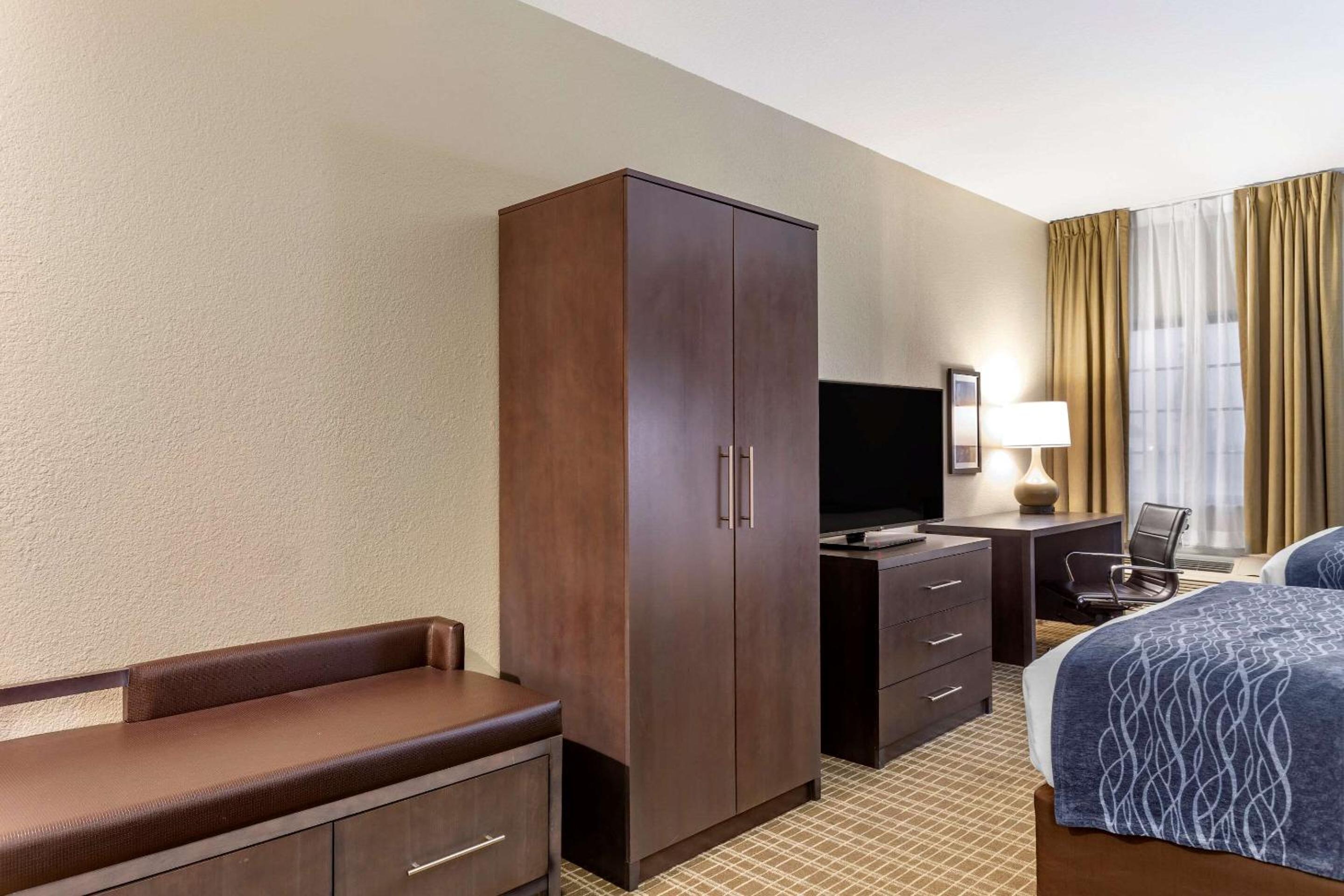 Queen Suite with Two Queen Beds and Sofa Bed - Non-Smoking - Photo 7