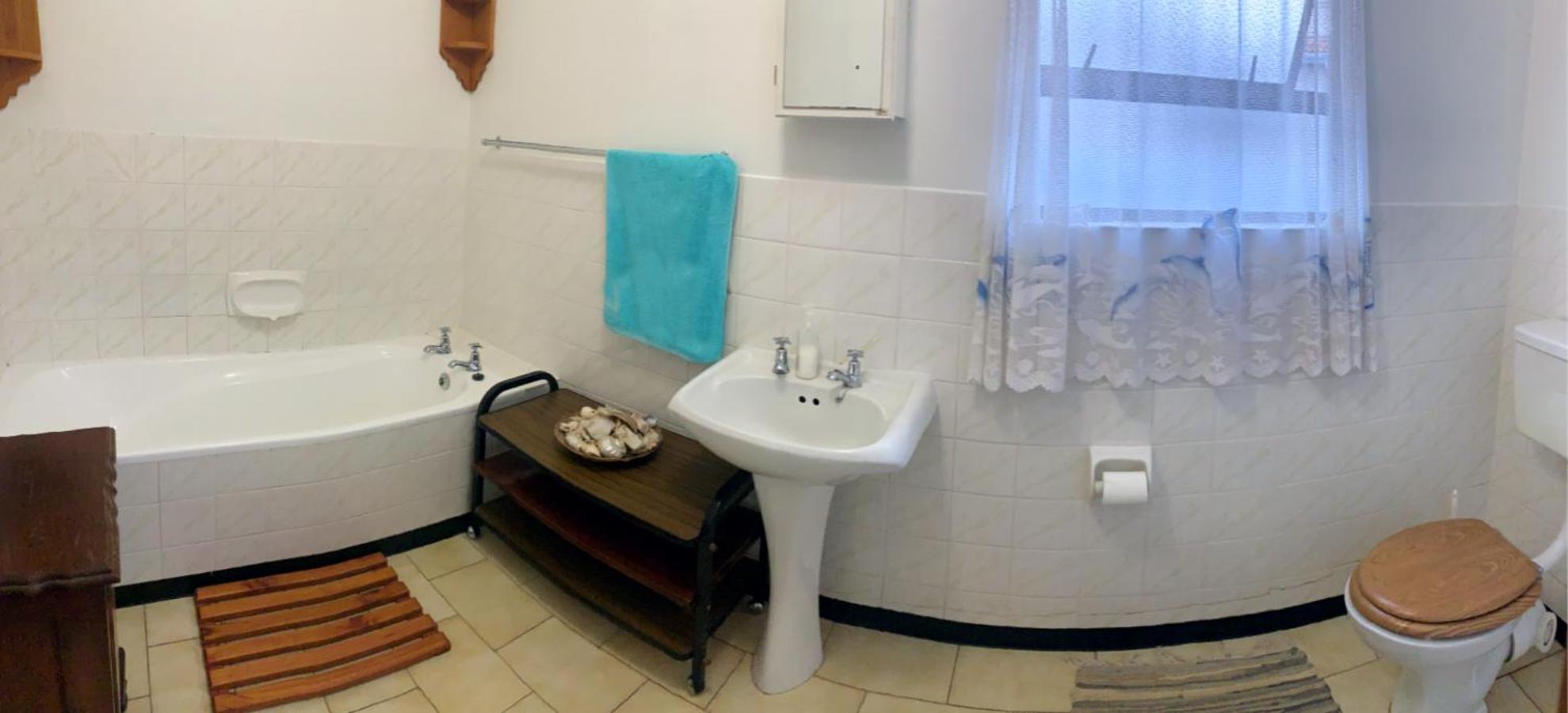 Three-Bedroom House - Photo 4