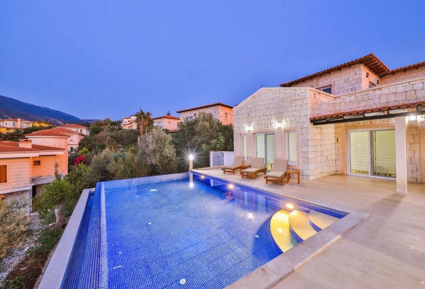 Villa photo 2
