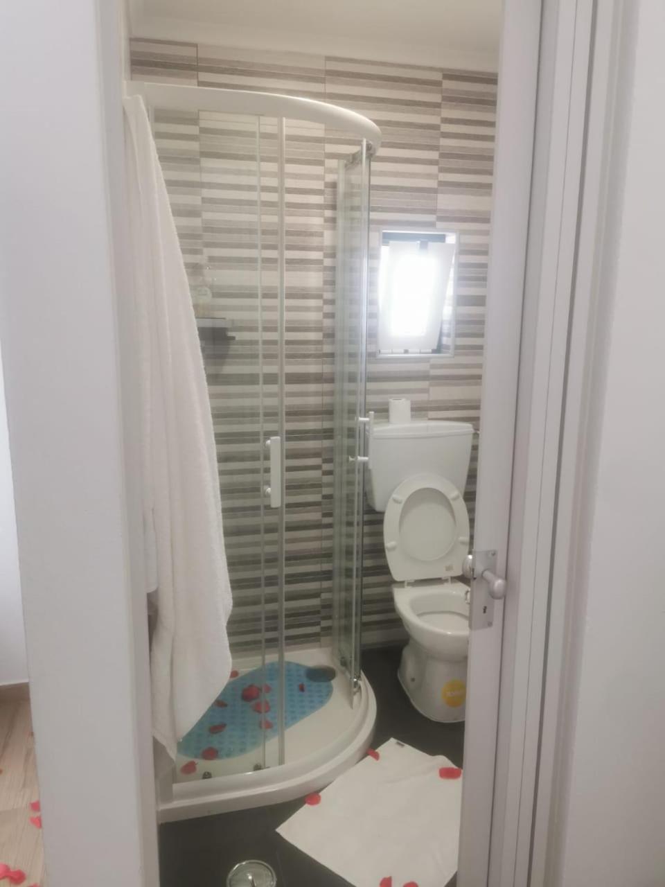 Suite with Pool View - Photo 22