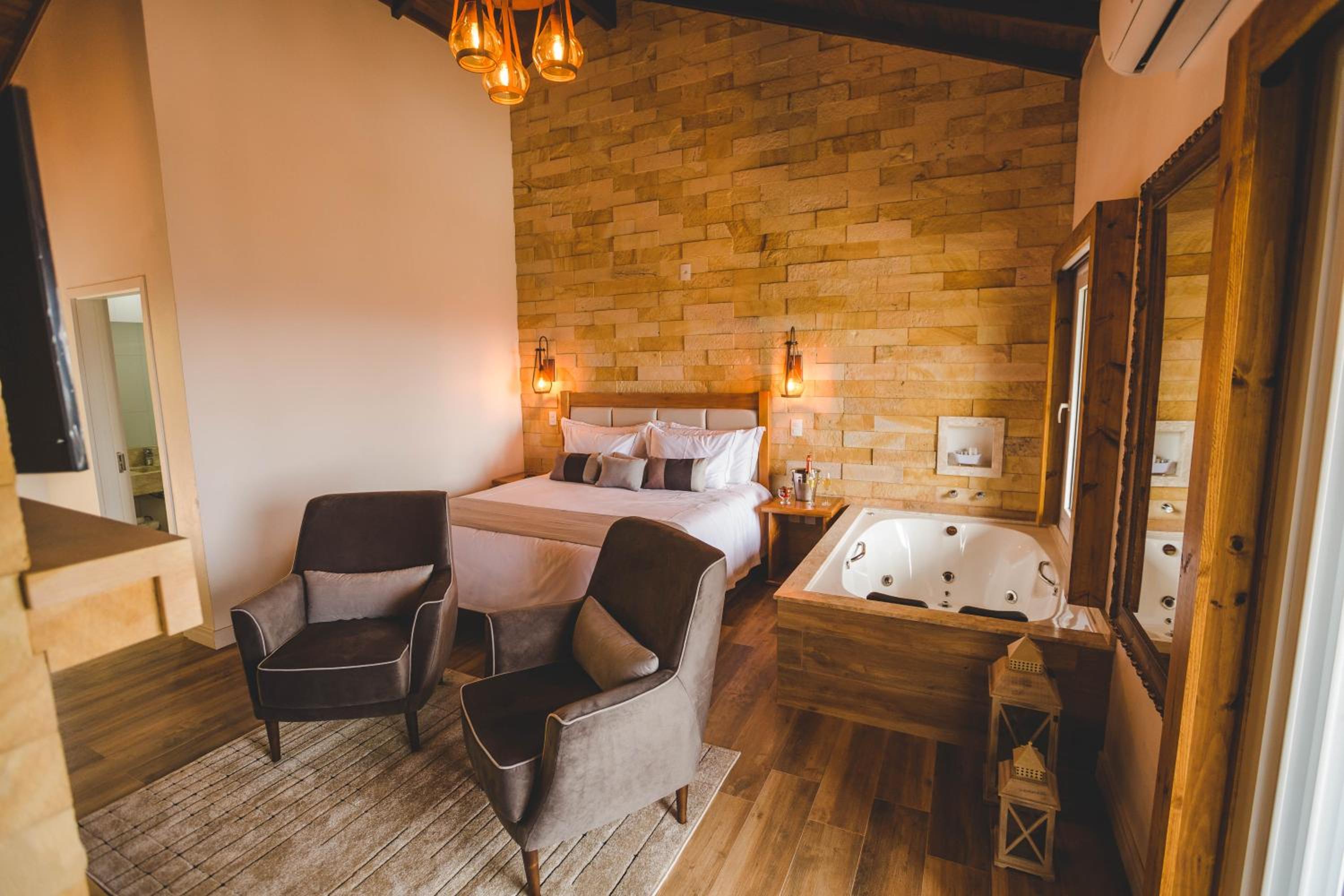King Suite with Spa Bath - Photo 8
