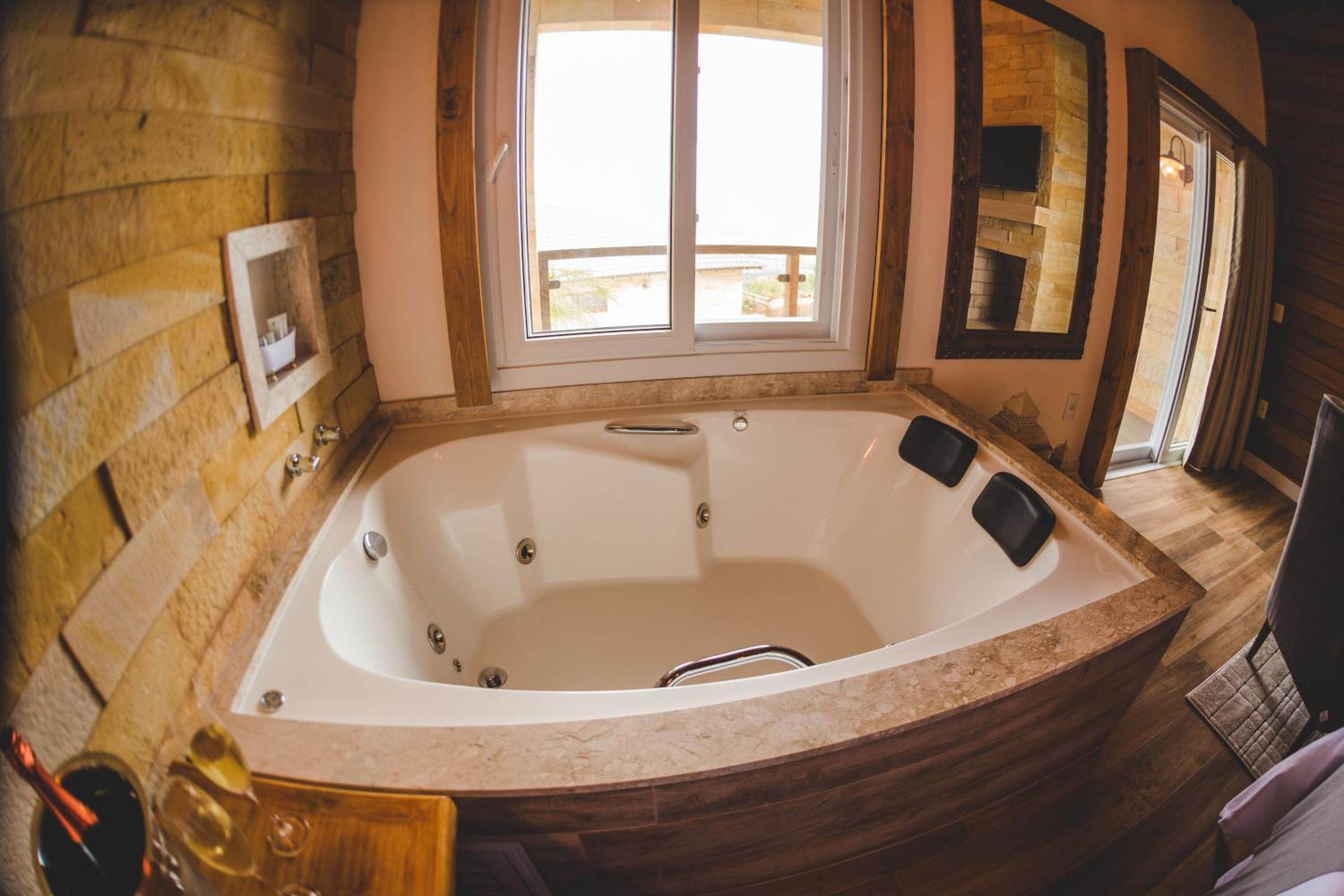 King Suite with Spa Bath - Photo 2