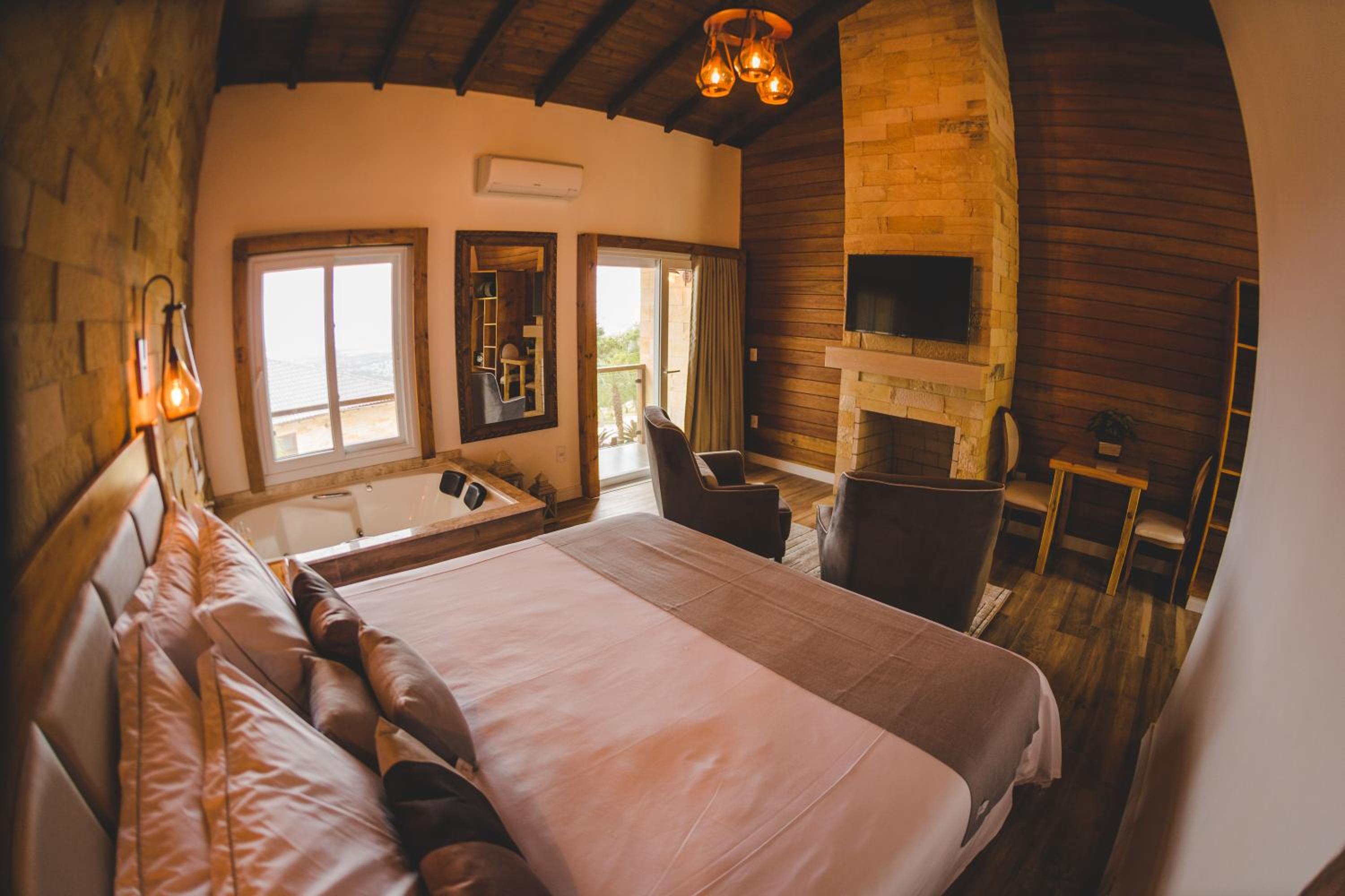King Suite with Spa Bath - Photo 4