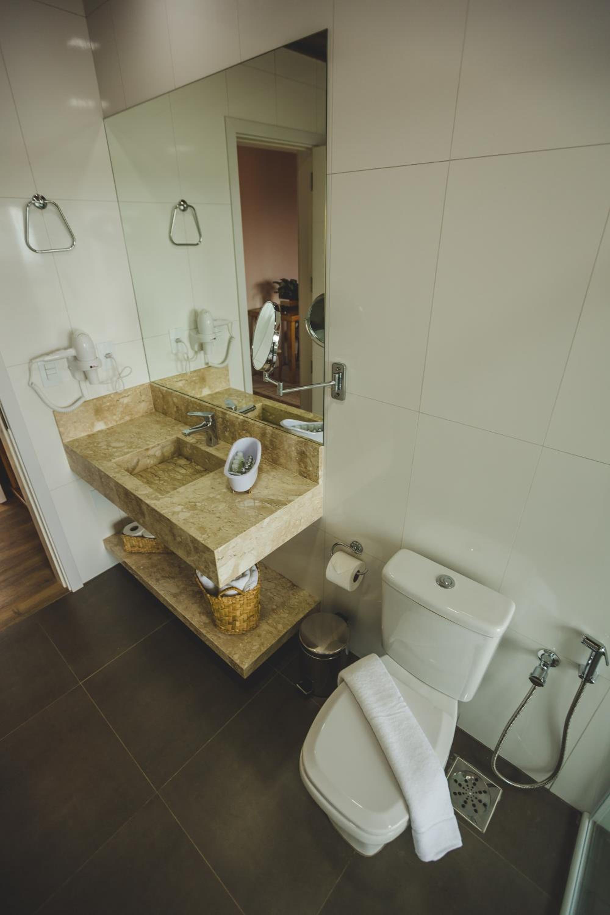 Deluxe Suite with Spa Bath - Photo 5