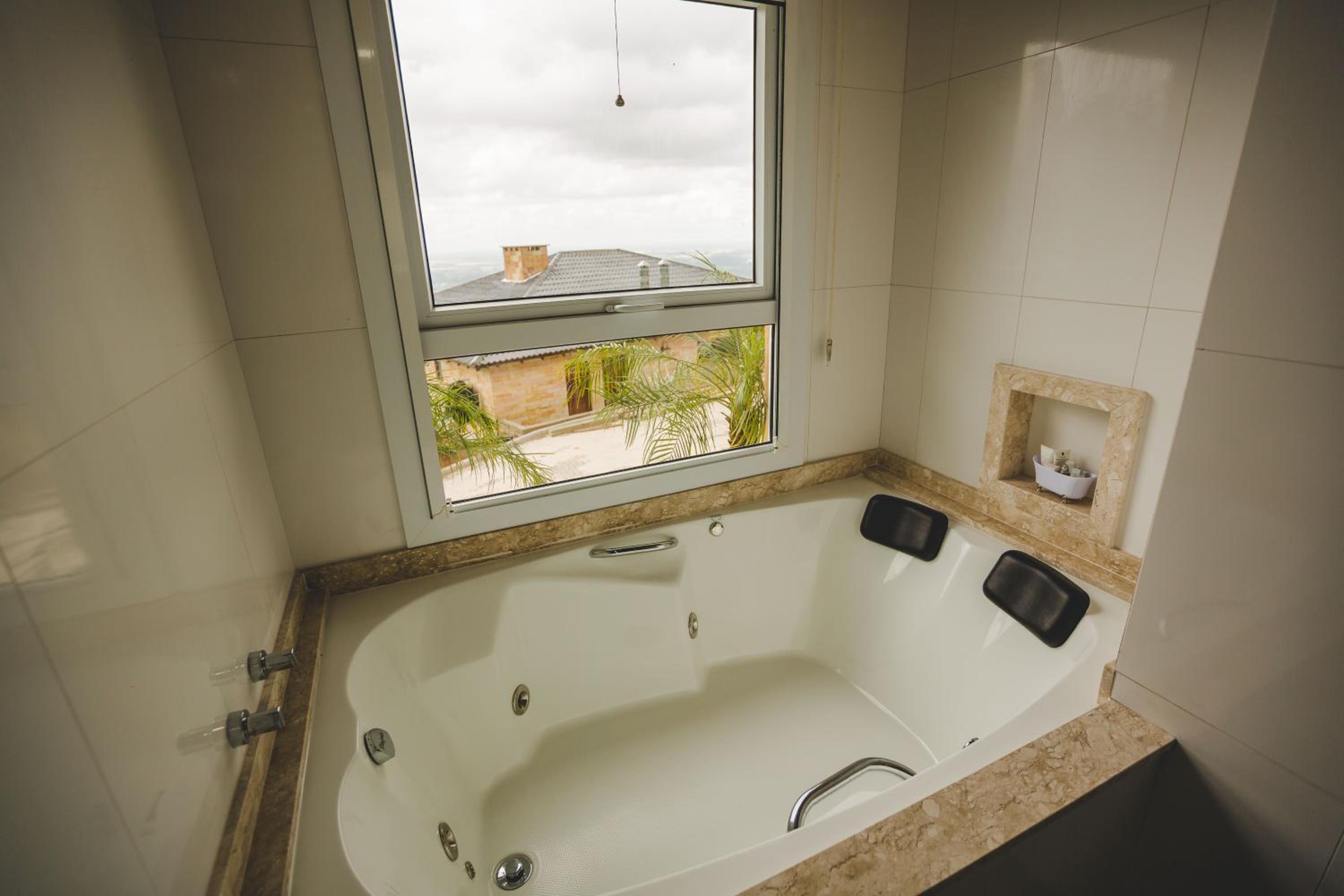 Deluxe Suite with Spa Bath - Photo 4