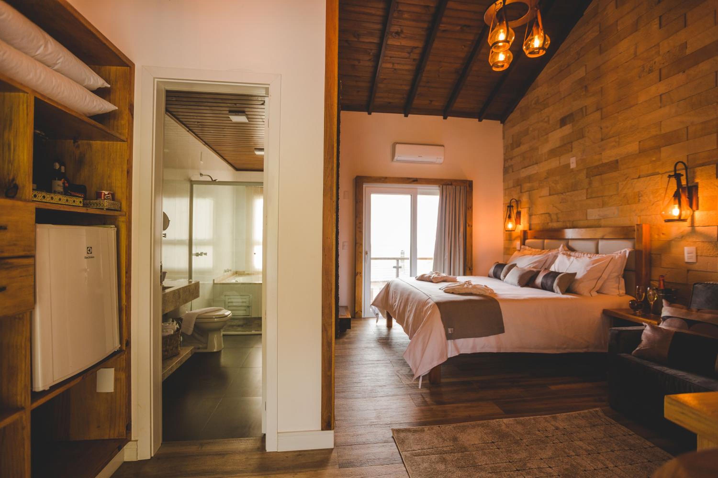 Deluxe Suite with Spa Bath - Photo 6