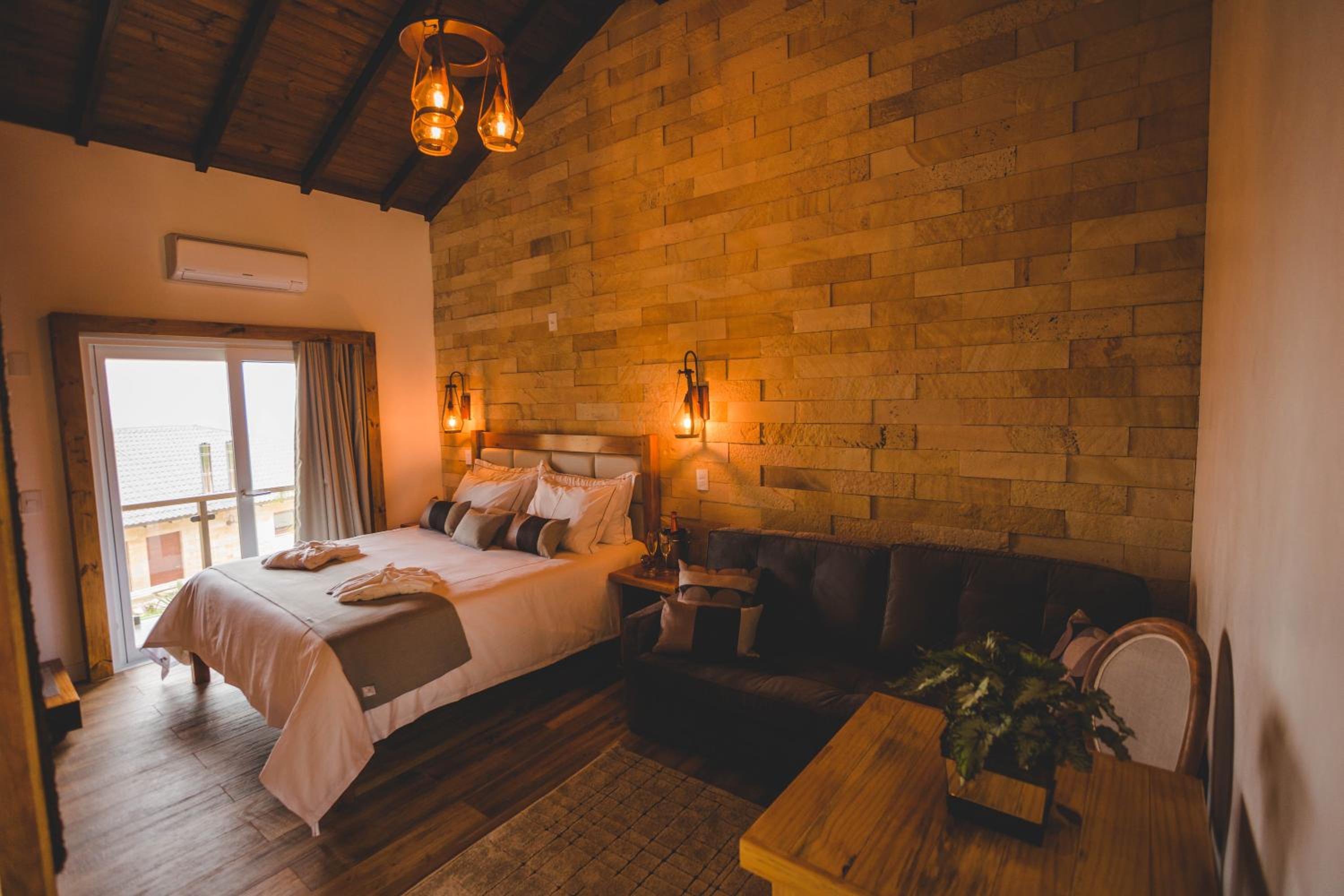 Deluxe Suite with Spa Bath - Photo 8