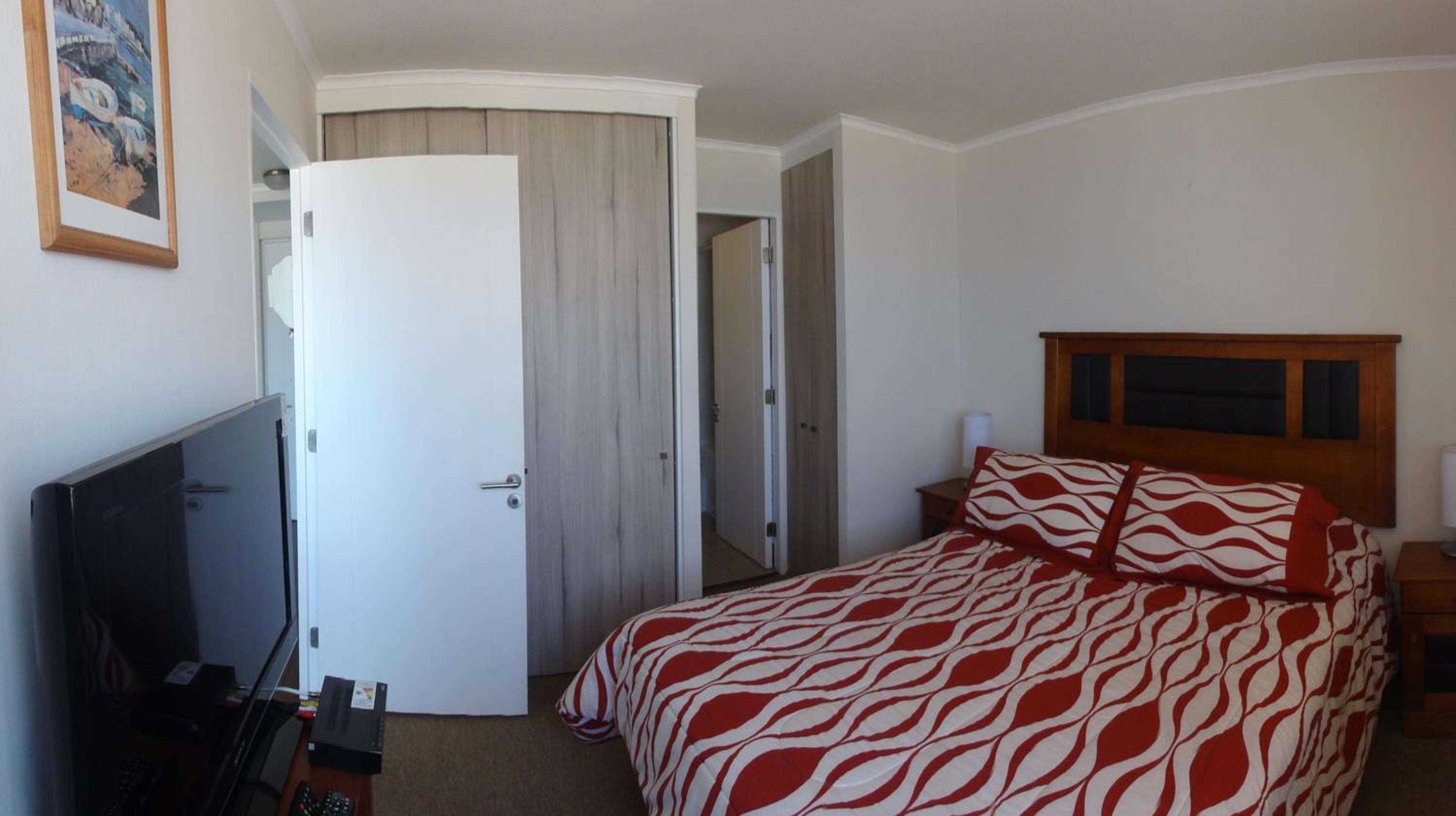 One-Bedroom Apartment photo 1