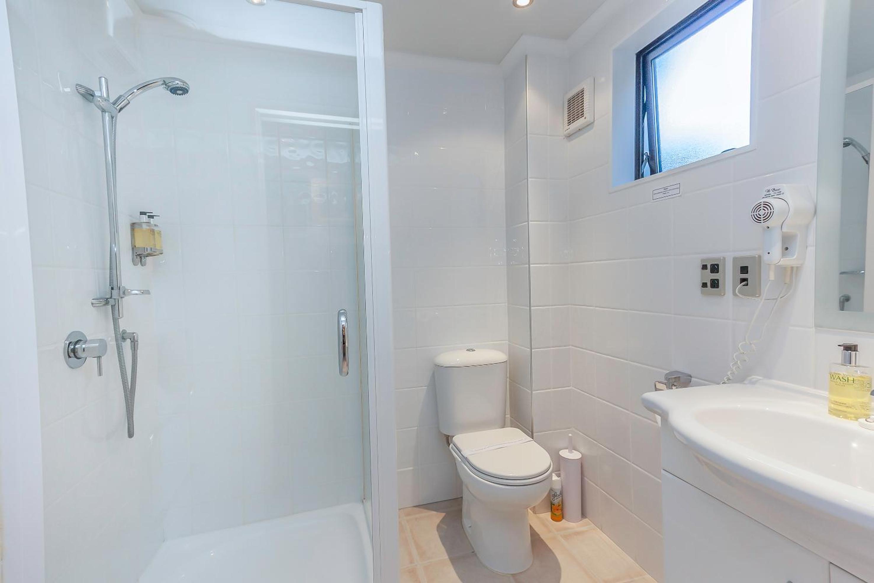 Standard King Room - Photo 4