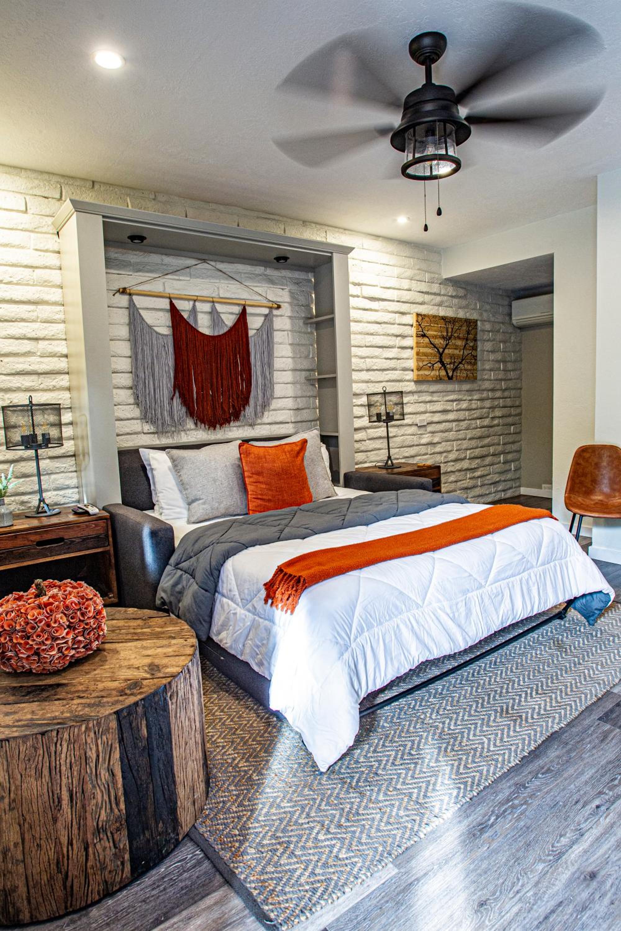 QUEEN MURPHY BED ROOM - Photo 18