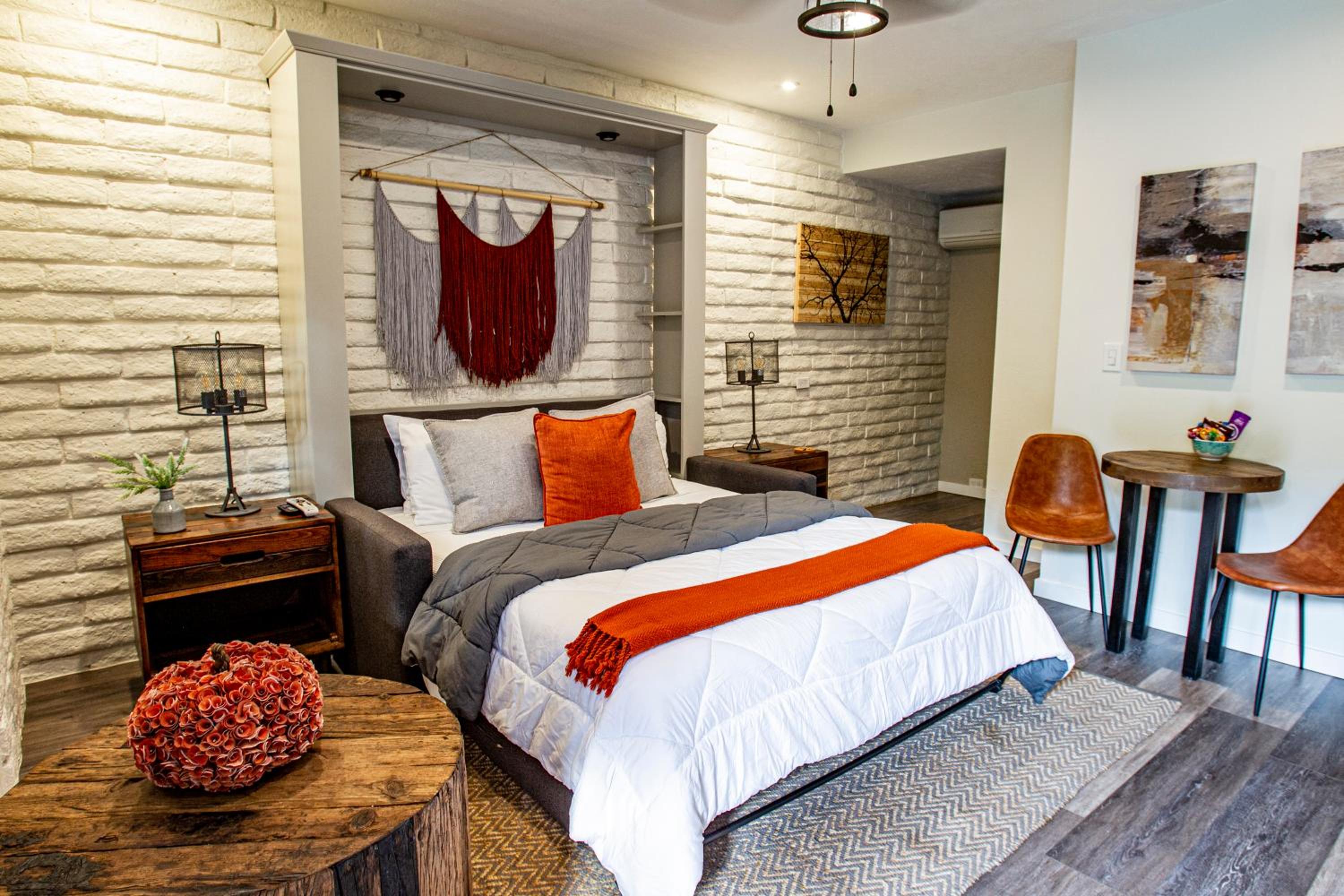 QUEEN MURPHY BED ROOM - Photo 17