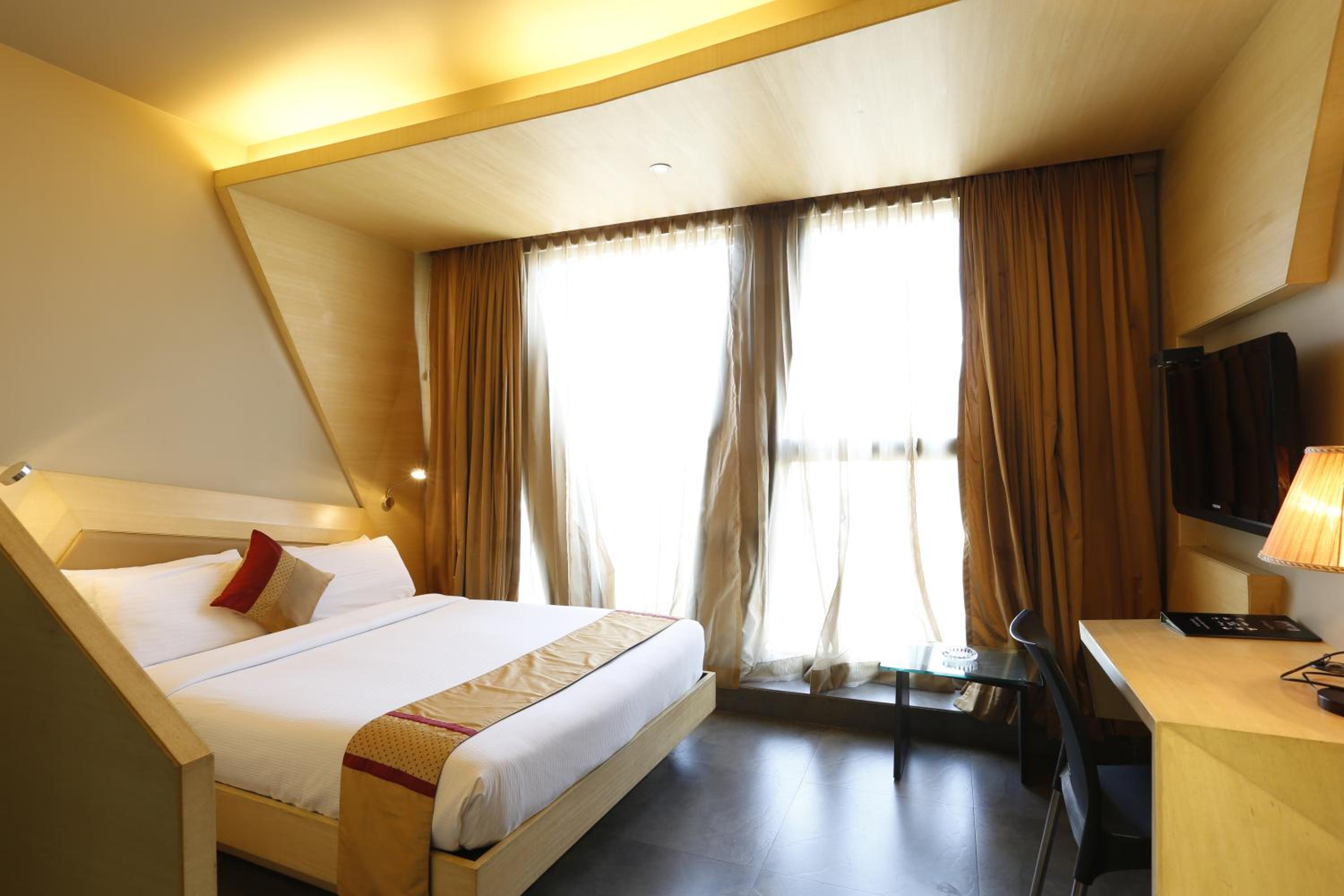 Deluxe Double or Twin Room with Airport Transfers - Photo 2