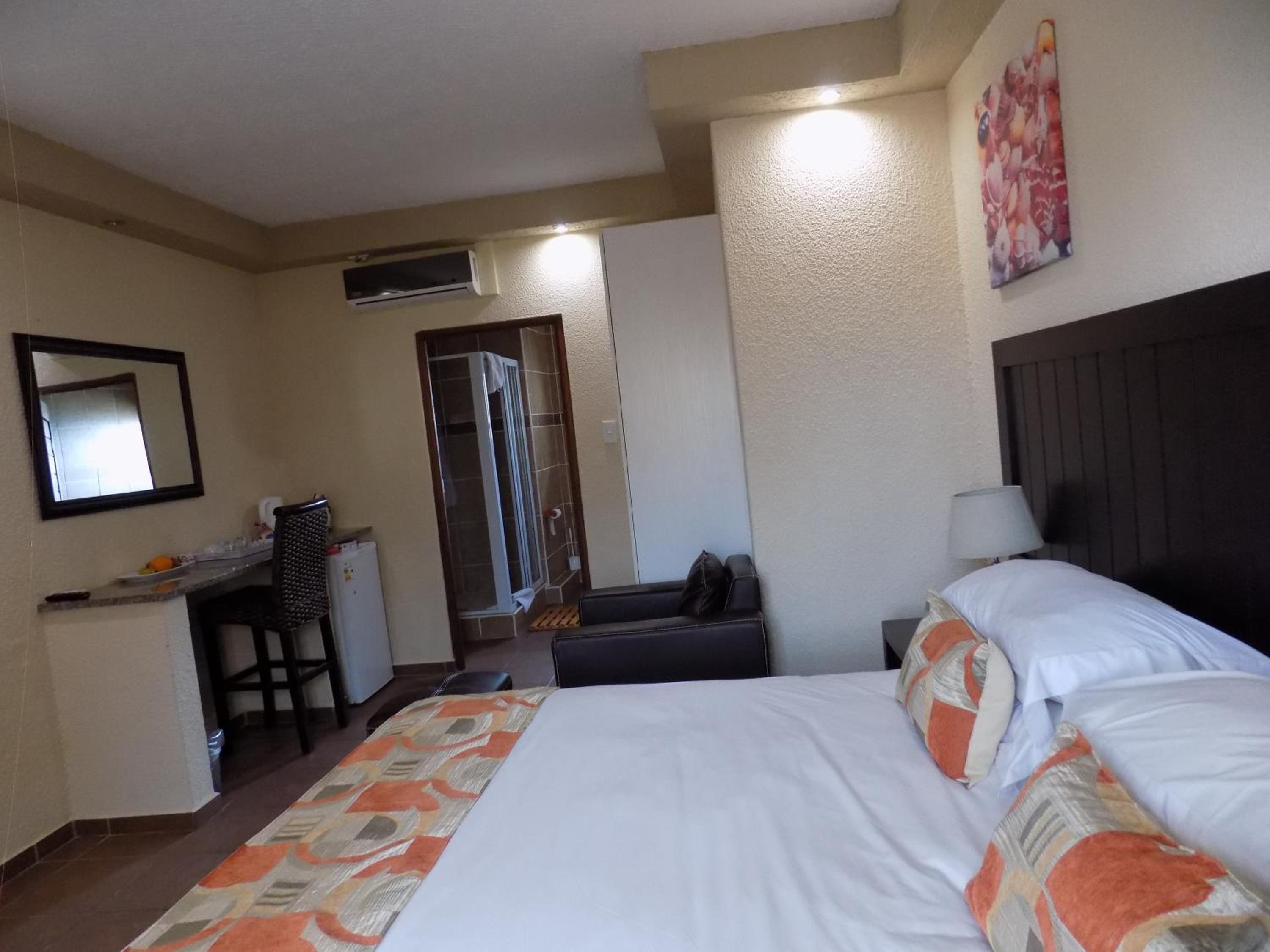 Suite - Photo 1