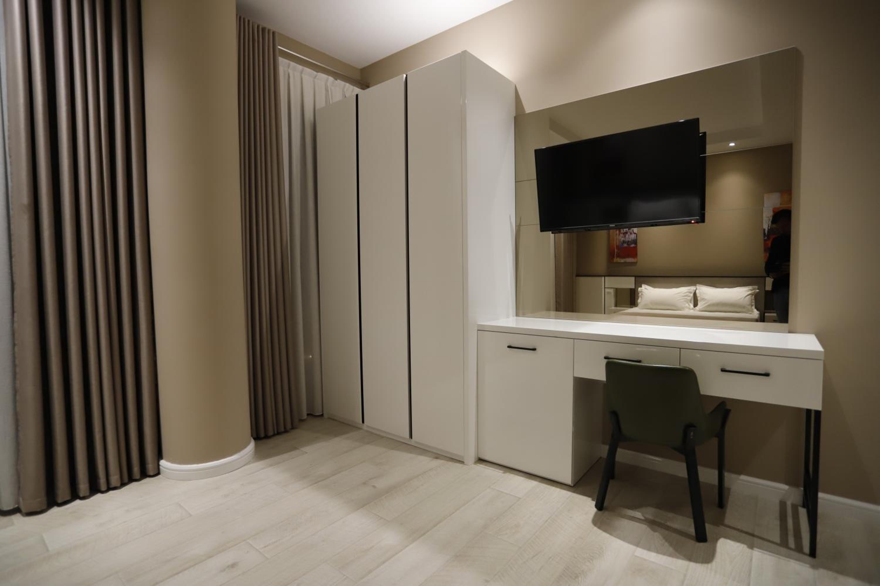 Standard Queen Room