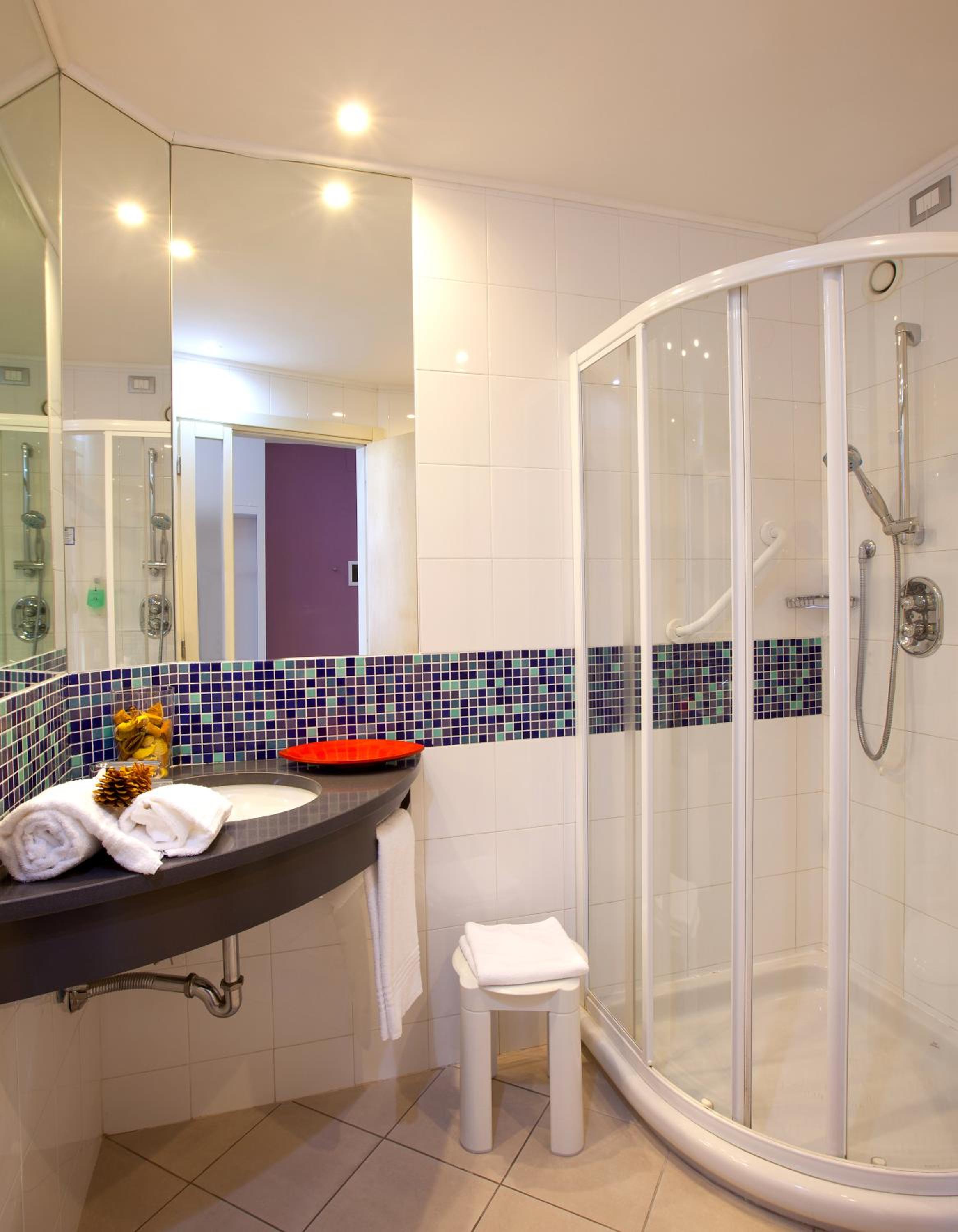 Standard Room with Free Breakfast - Photo 4