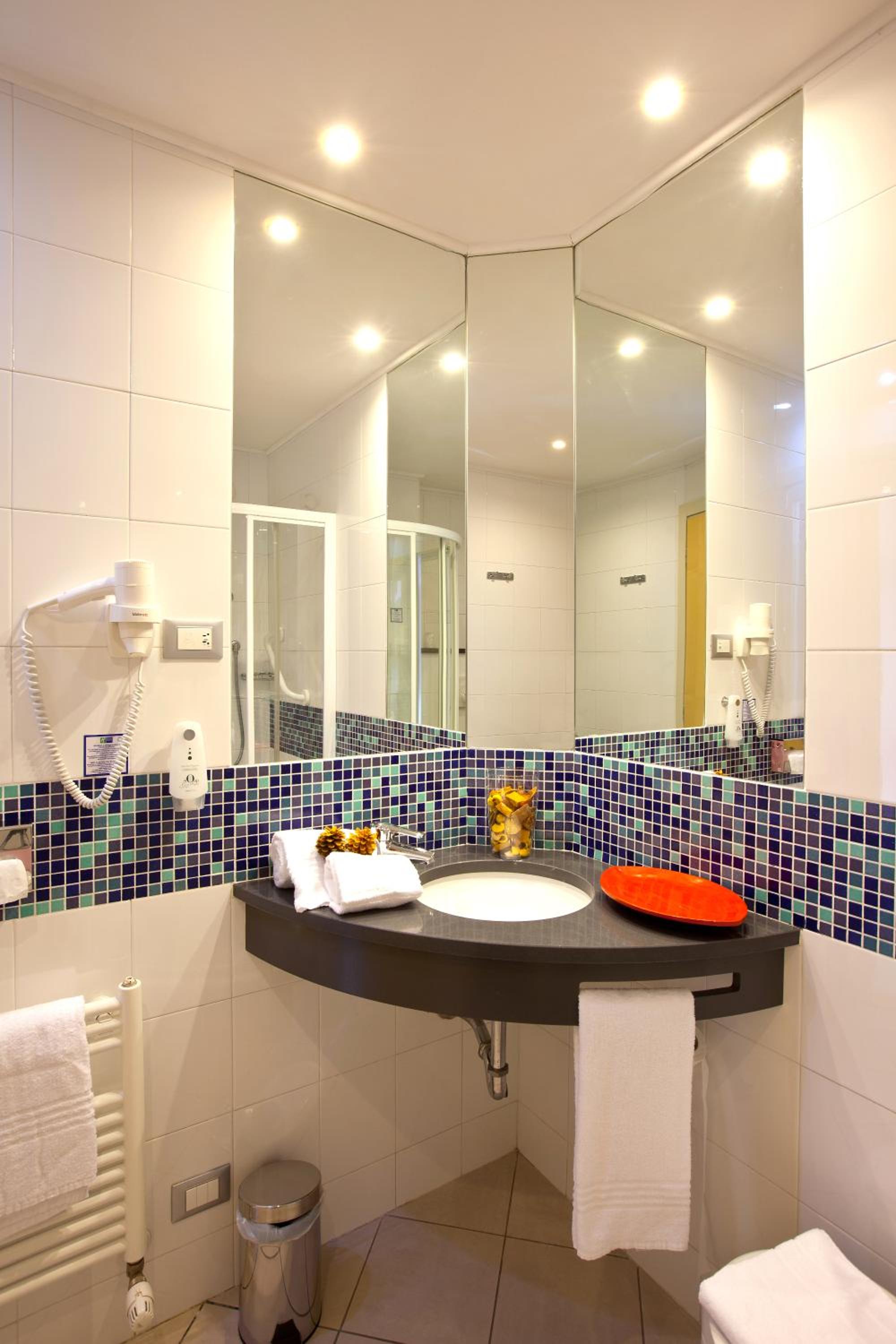 Standard Room with Free Breakfast - Photo 3