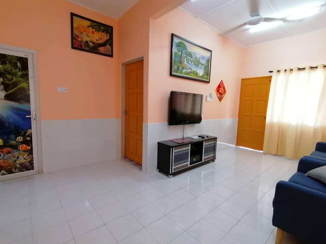 Three-Bedroom House photo 2