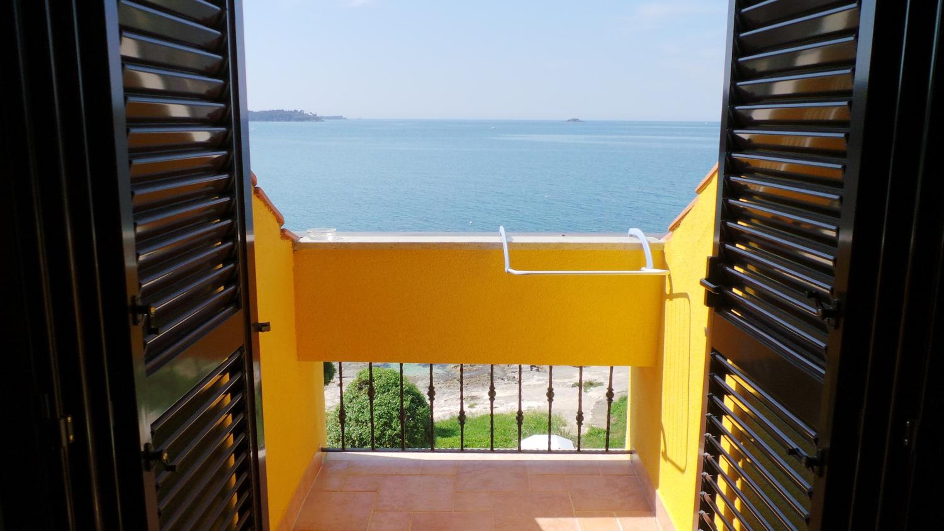 Double Room with Balcony and Sea View - Photo 2