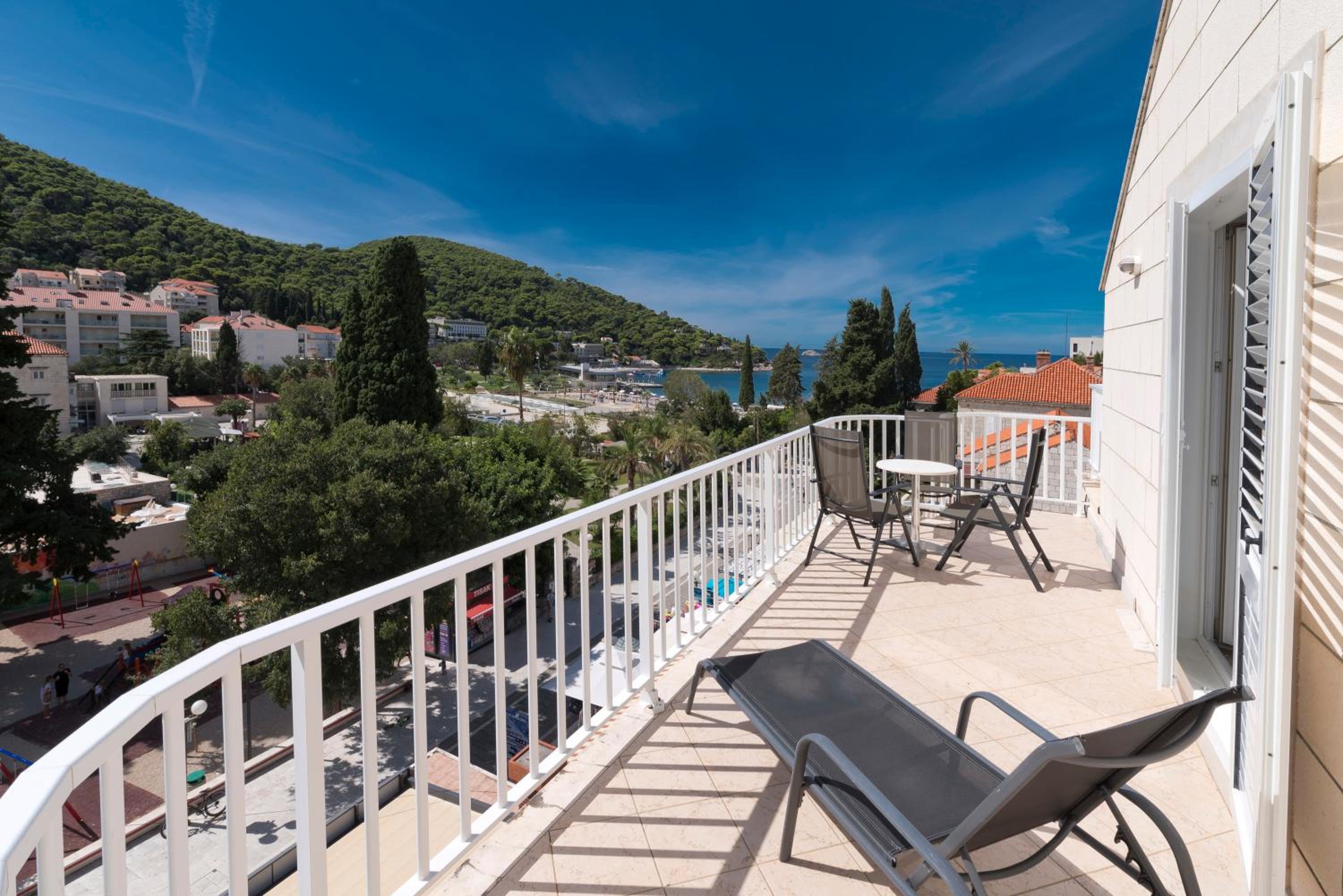 Double or Twin Room with Partial Sea View photo 2