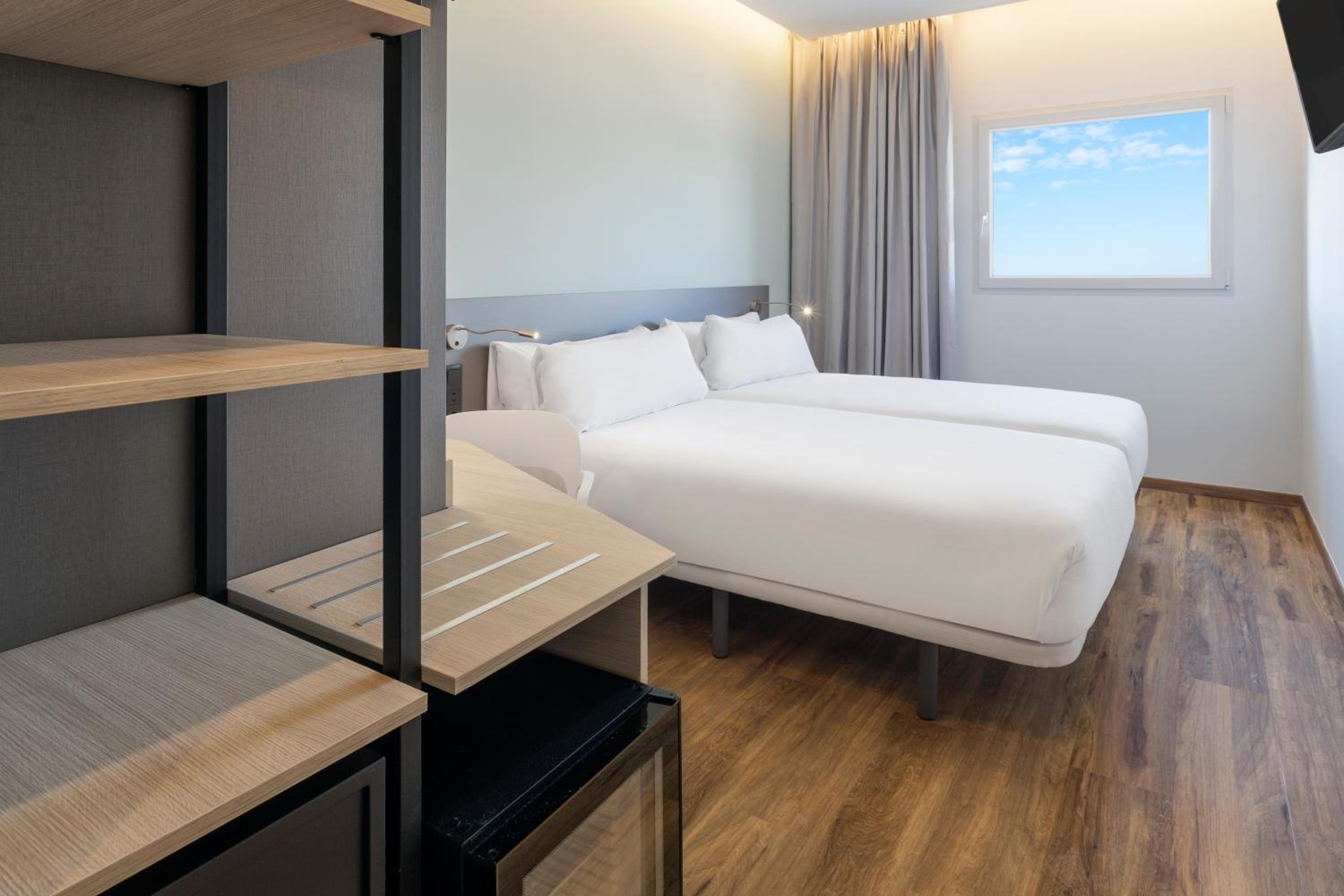 Twin Room - Photo 3