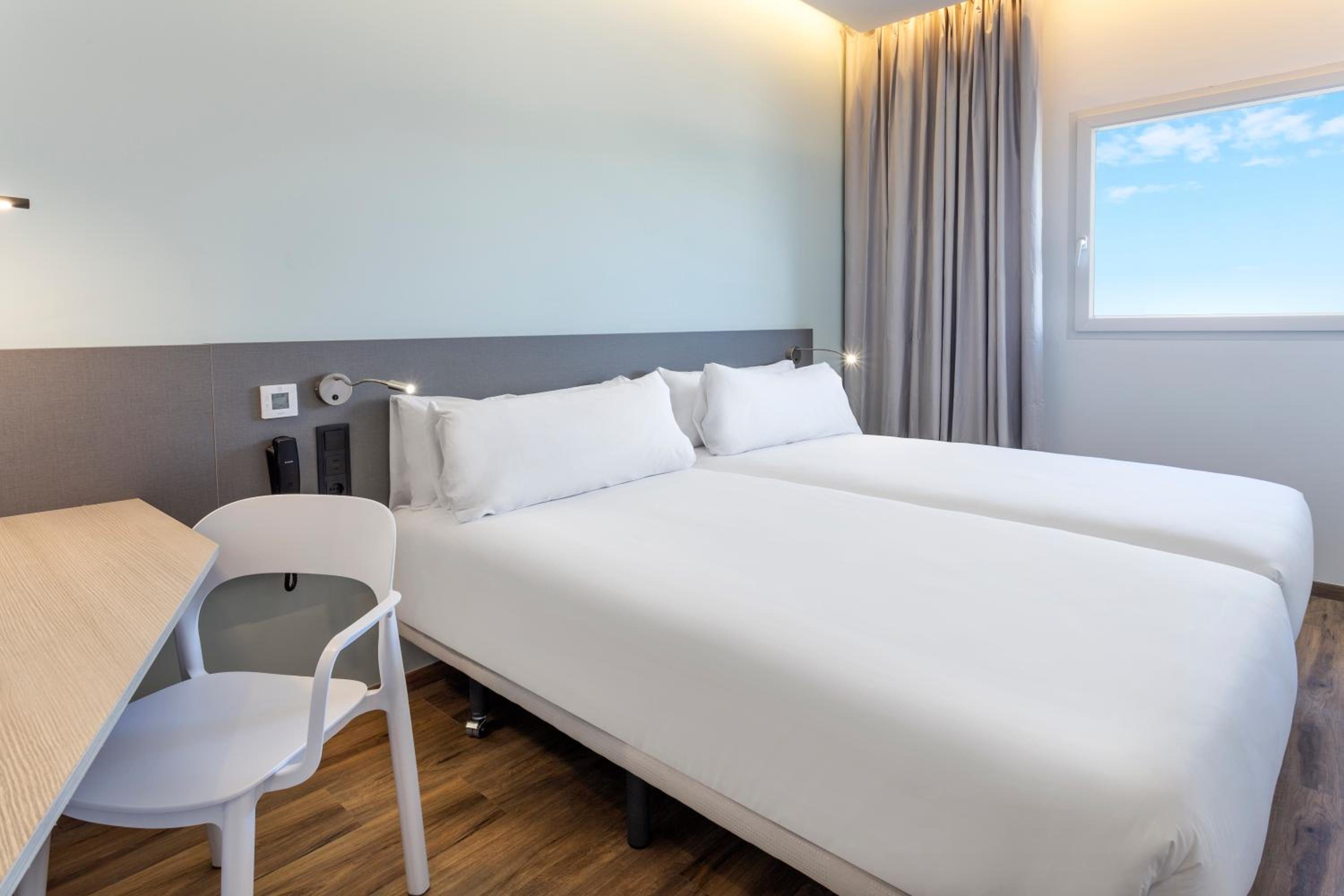 Twin Room - Photo 4