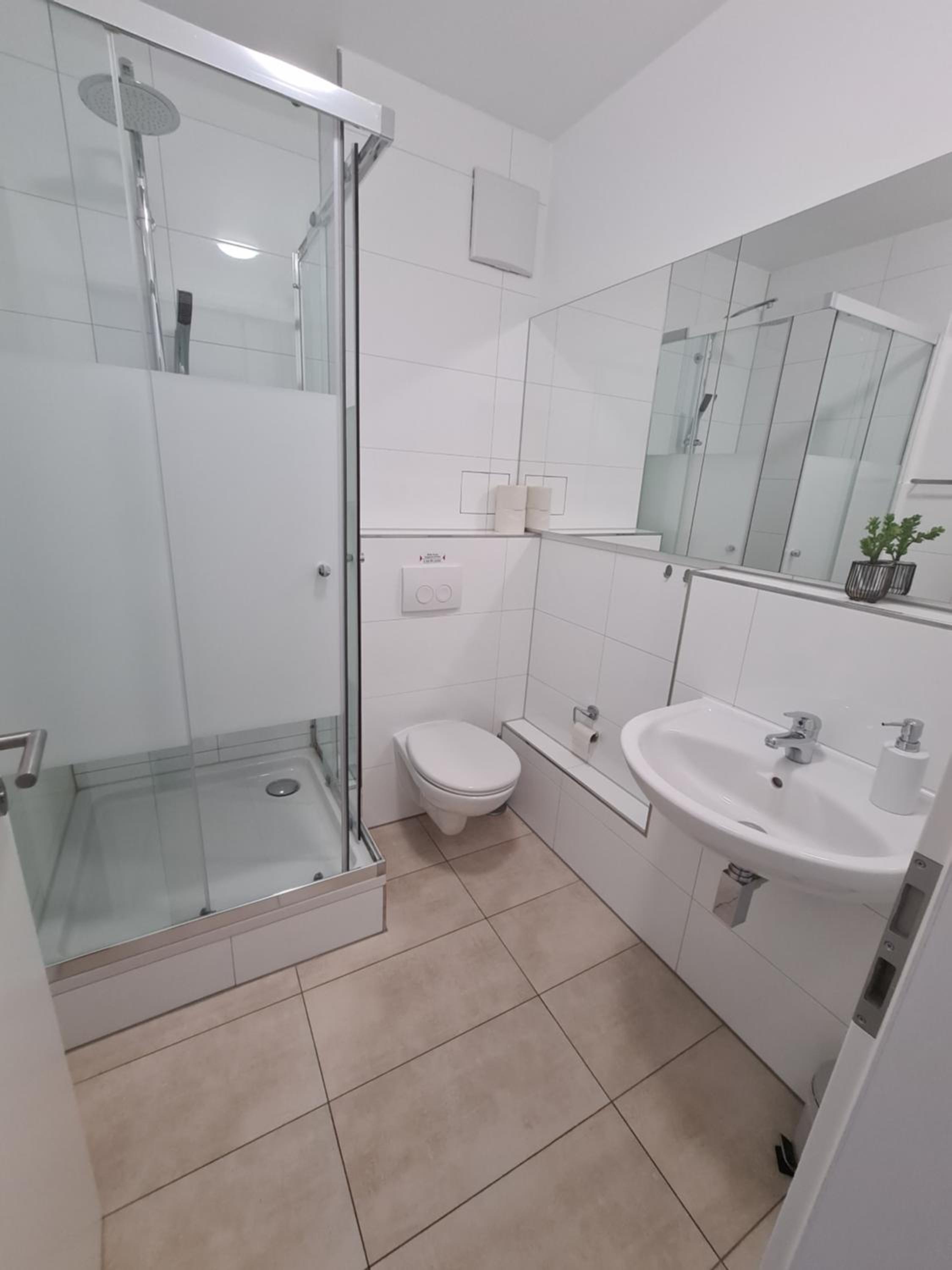 Budget Double Room - Photo 11