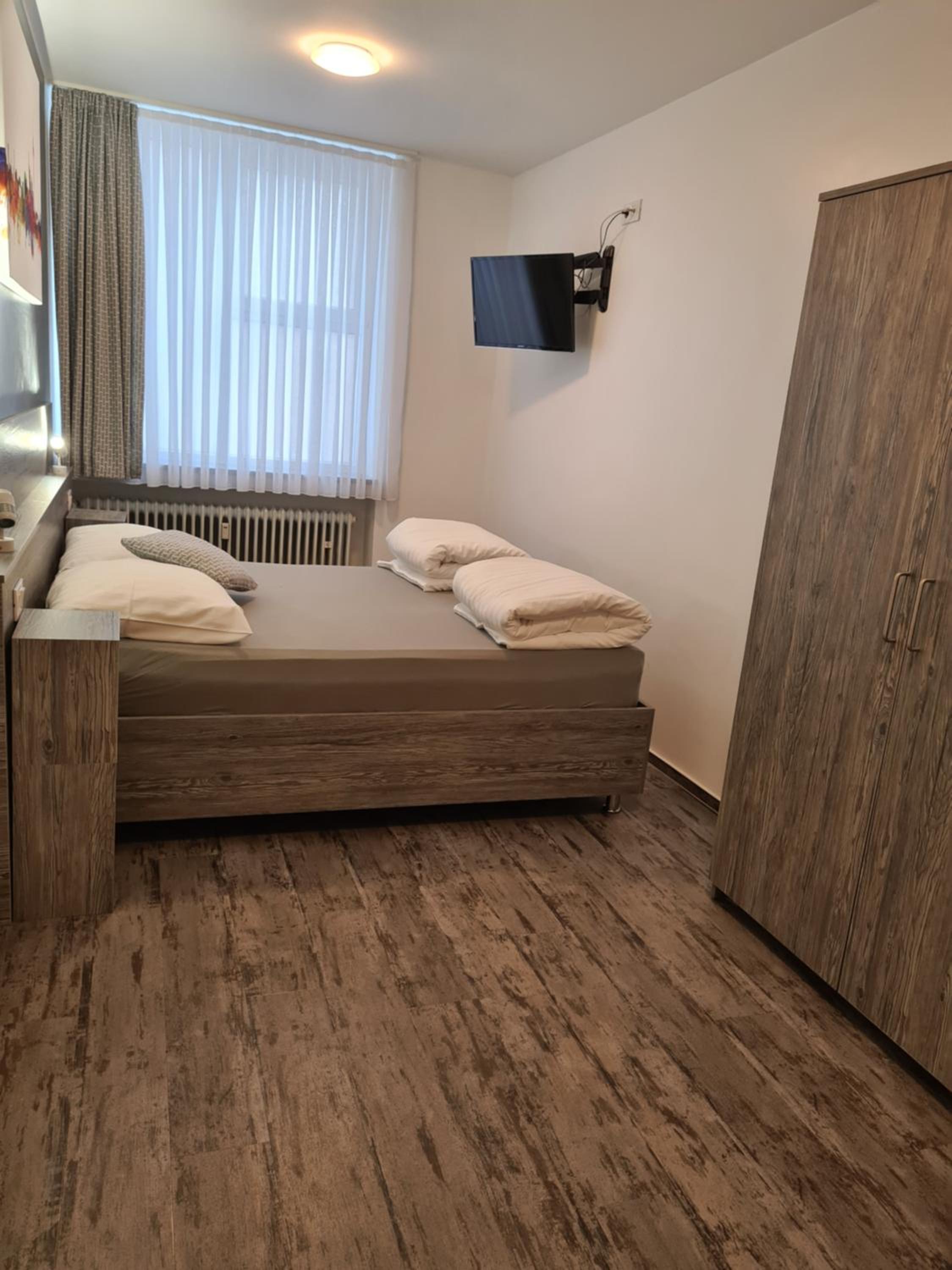 Budget Double Room - Photo 12